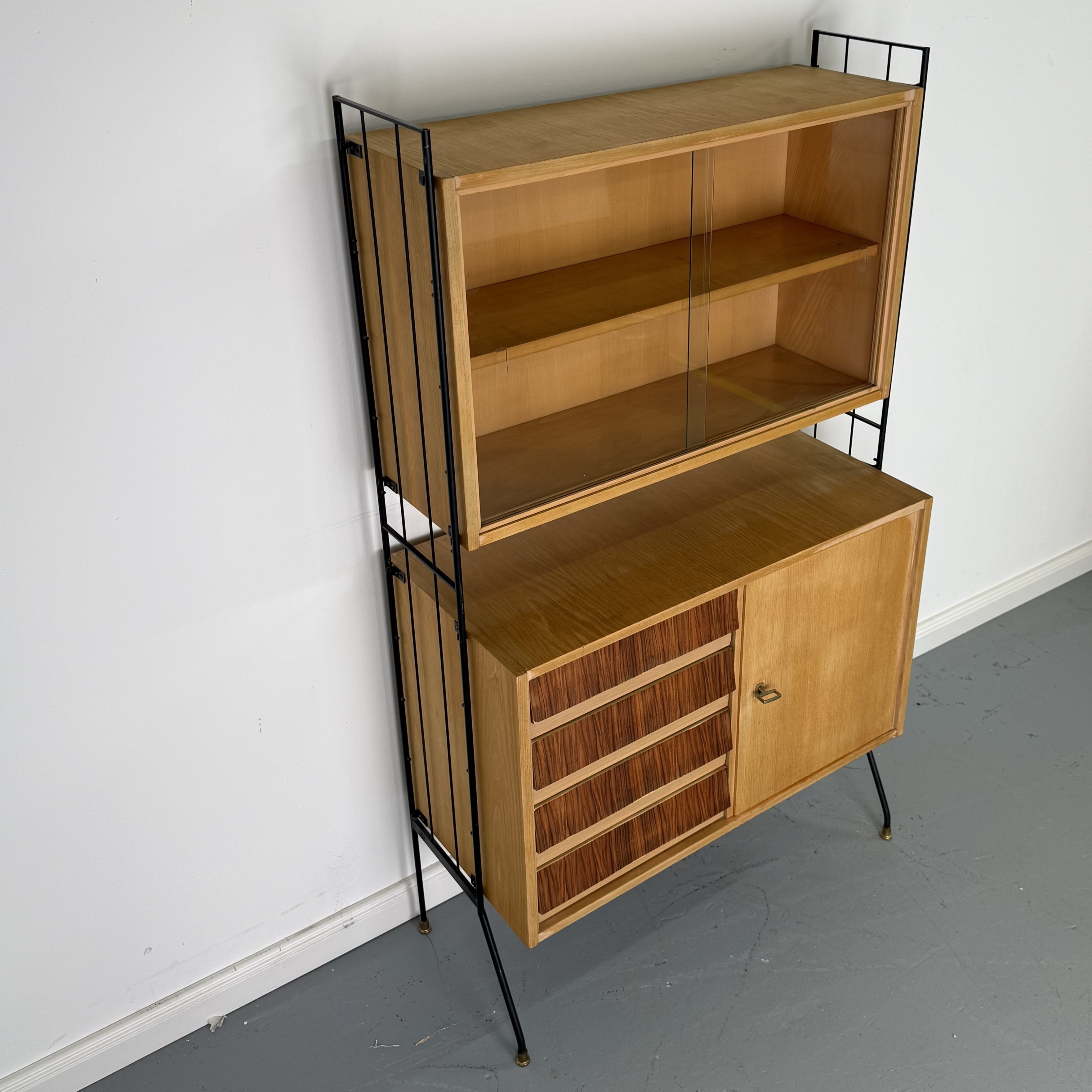 Elegantes Mid-Century Regal mit Vitrine und Kommode in String Optik