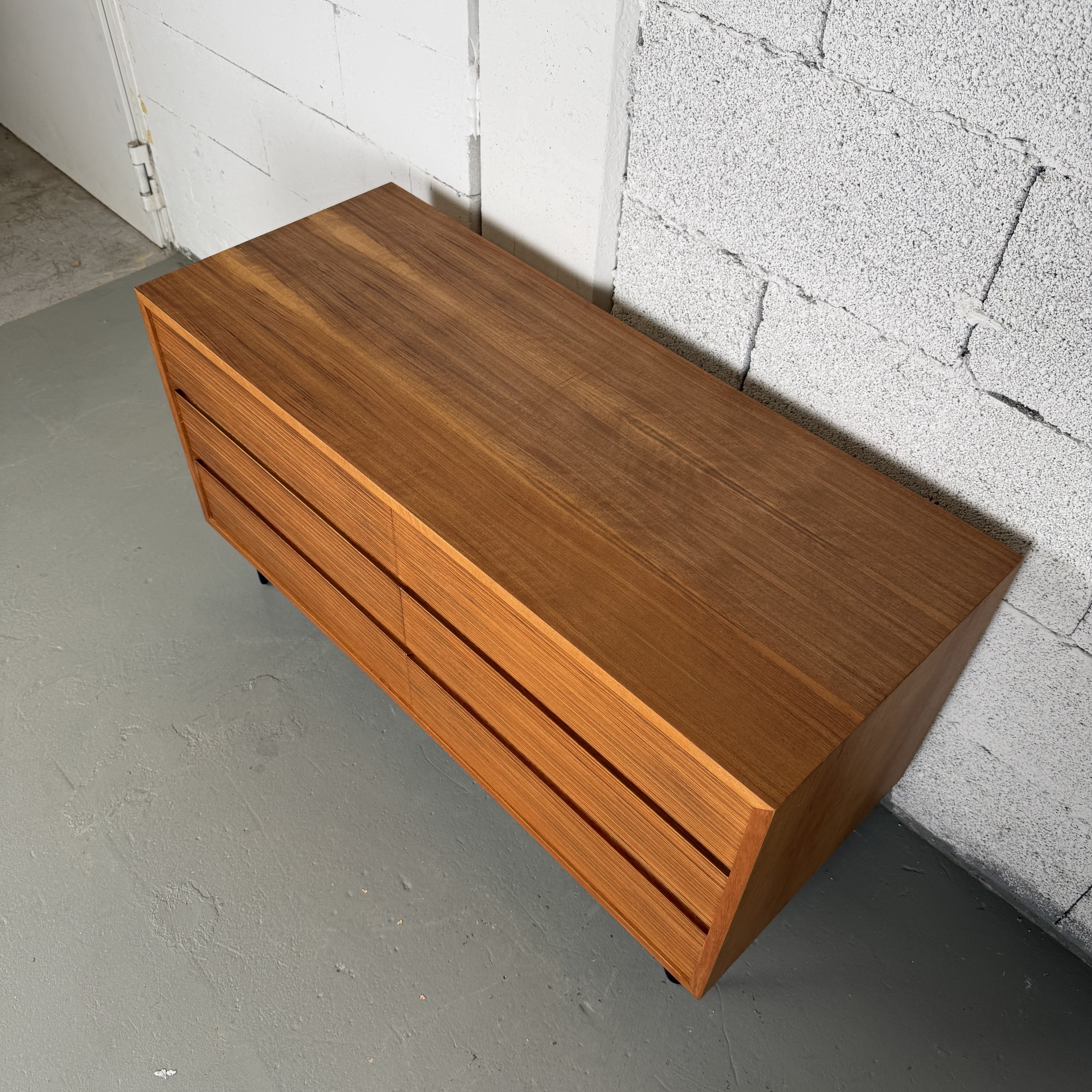 schickes Mid Century Sideboard mit Schubladen