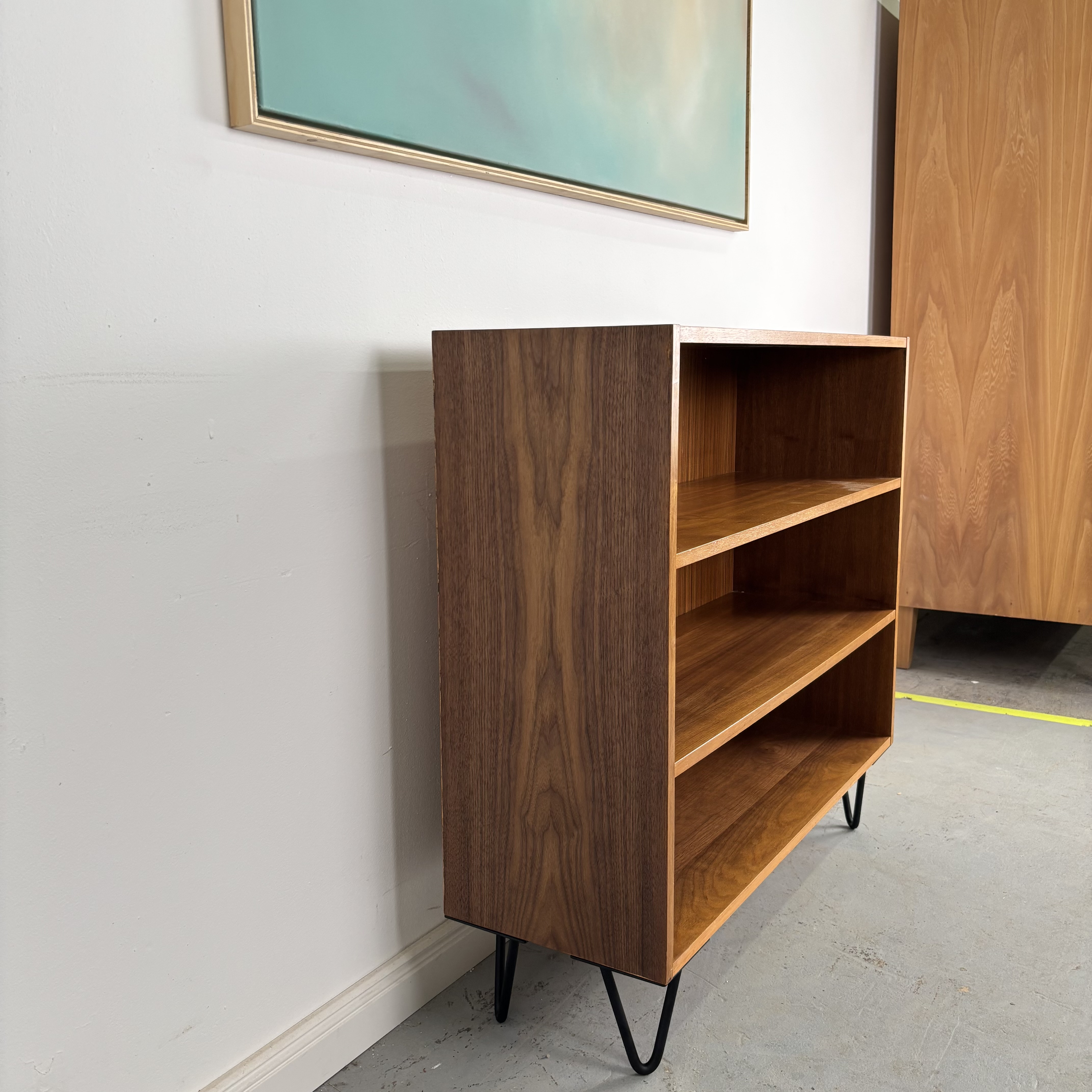 Mid-Century Regal mit filigranen Hairpin Legs