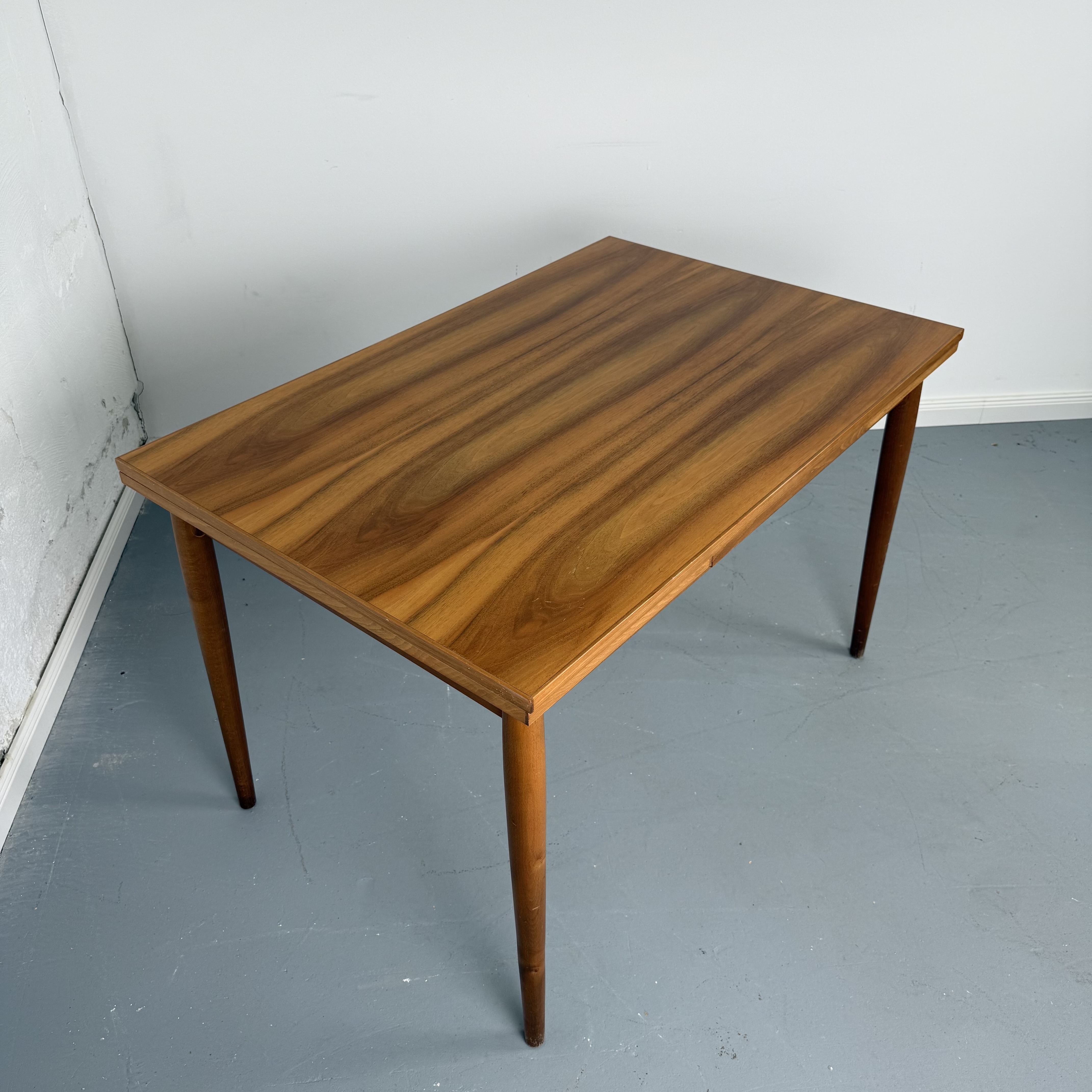 Eleganter 60er Jahre Esstisch aus Nussbaum – ausklappbar auf 185 cm