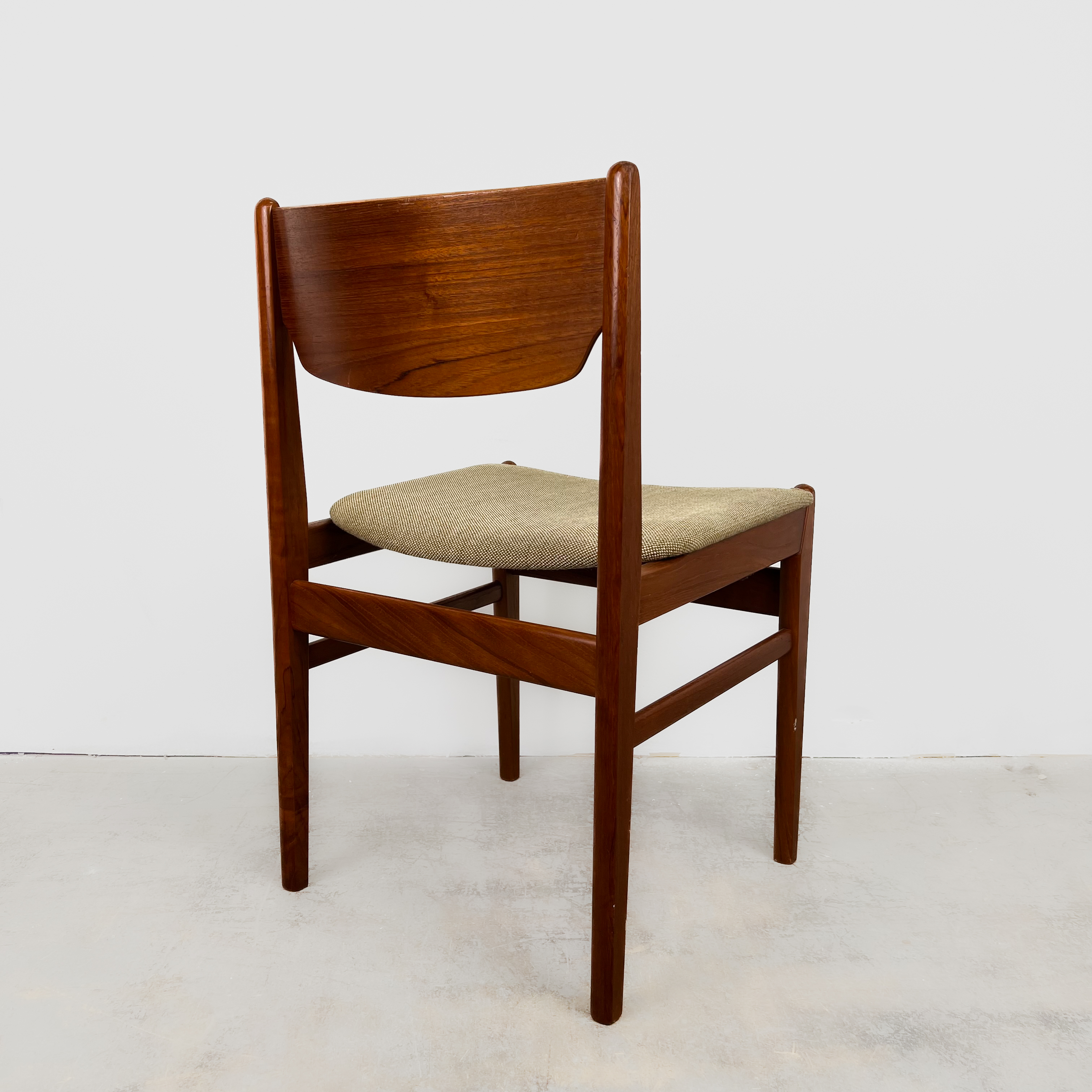 Dänischer Mid Century Teak Stuhl mit Stoffbezug