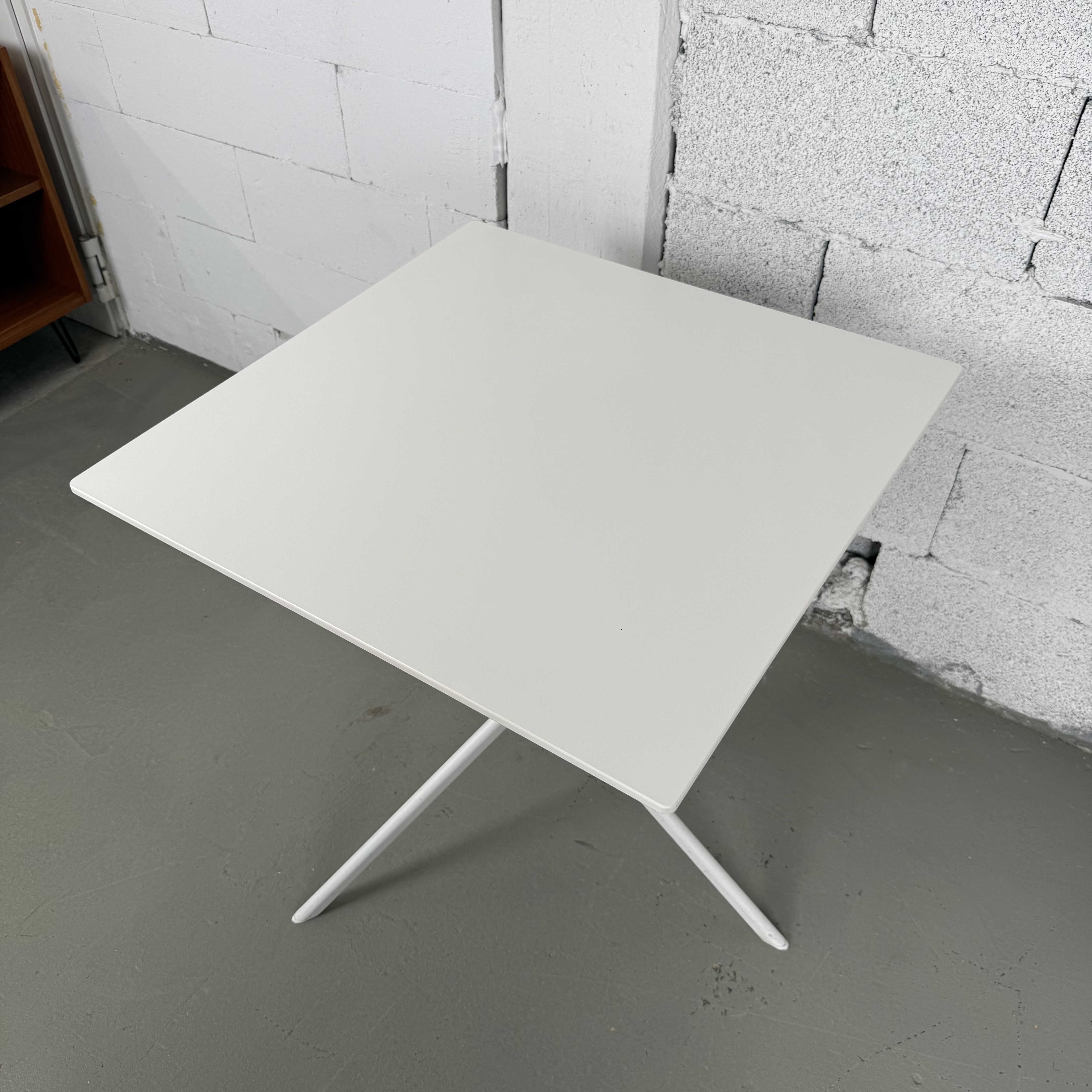Kristalia Poule Klapptisch 69 × 69 cm in Weiß