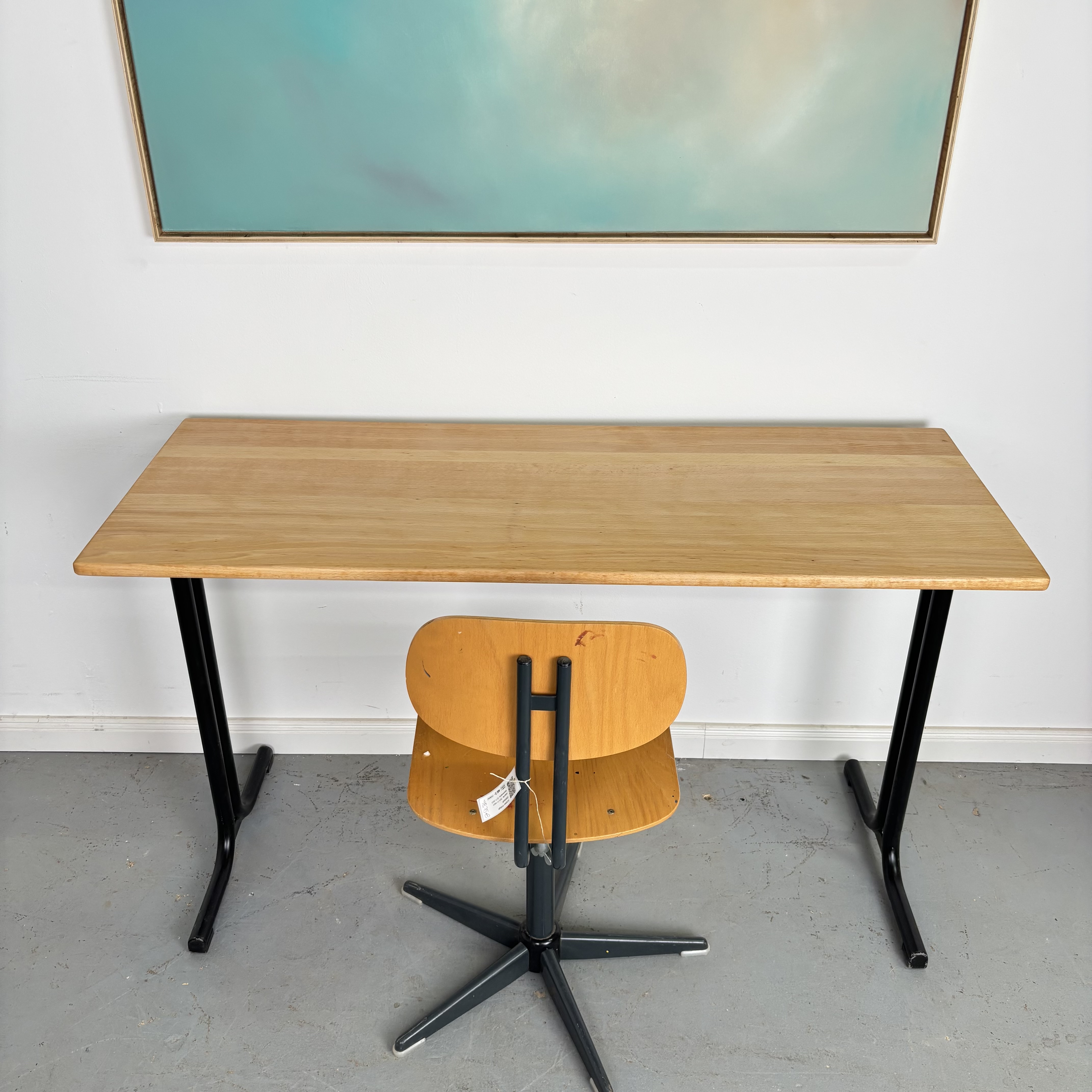 Schlichter Schreibtisch mit Holzplatte und Metallgestell
