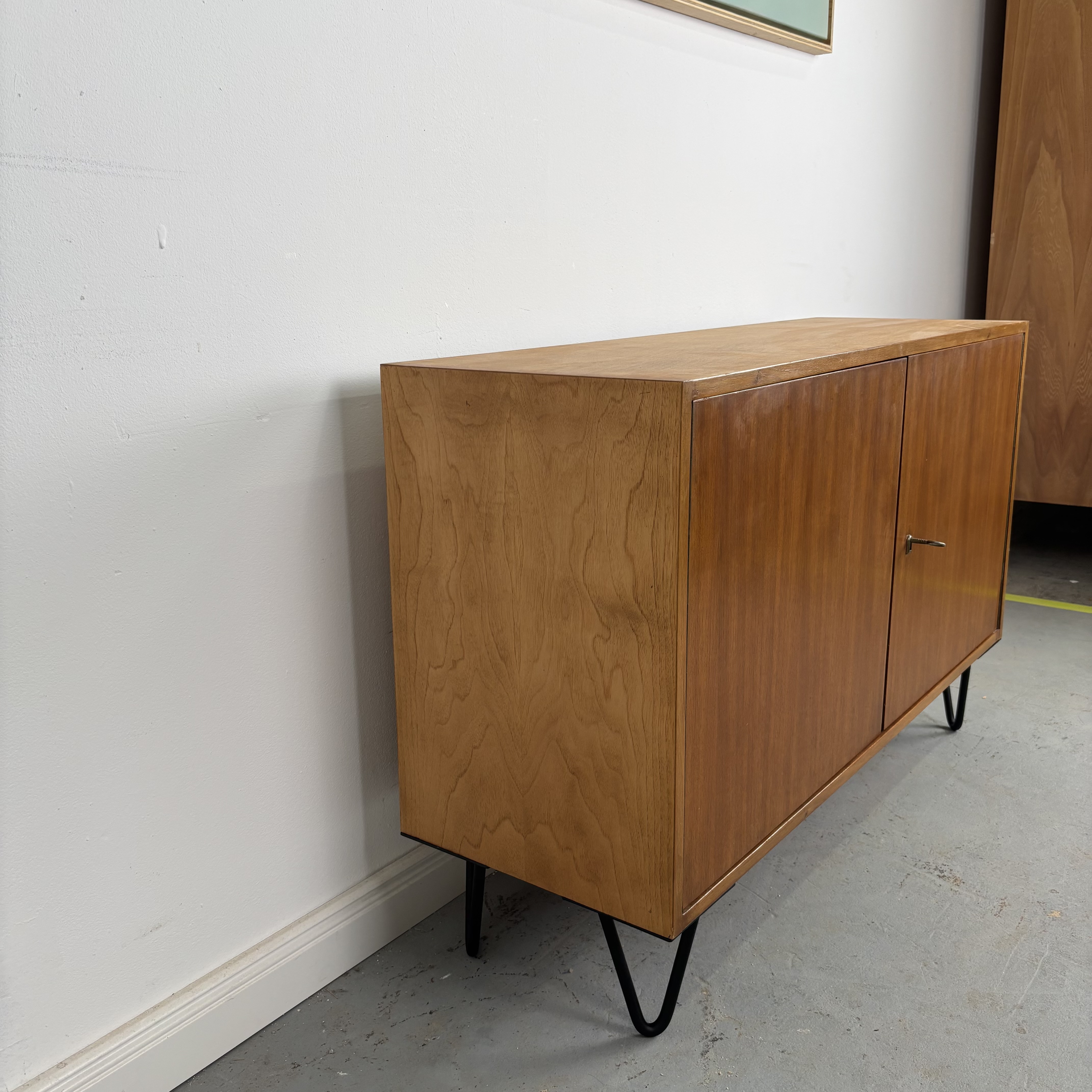 Mid-Century Kommode mit Hairpin-Beinen