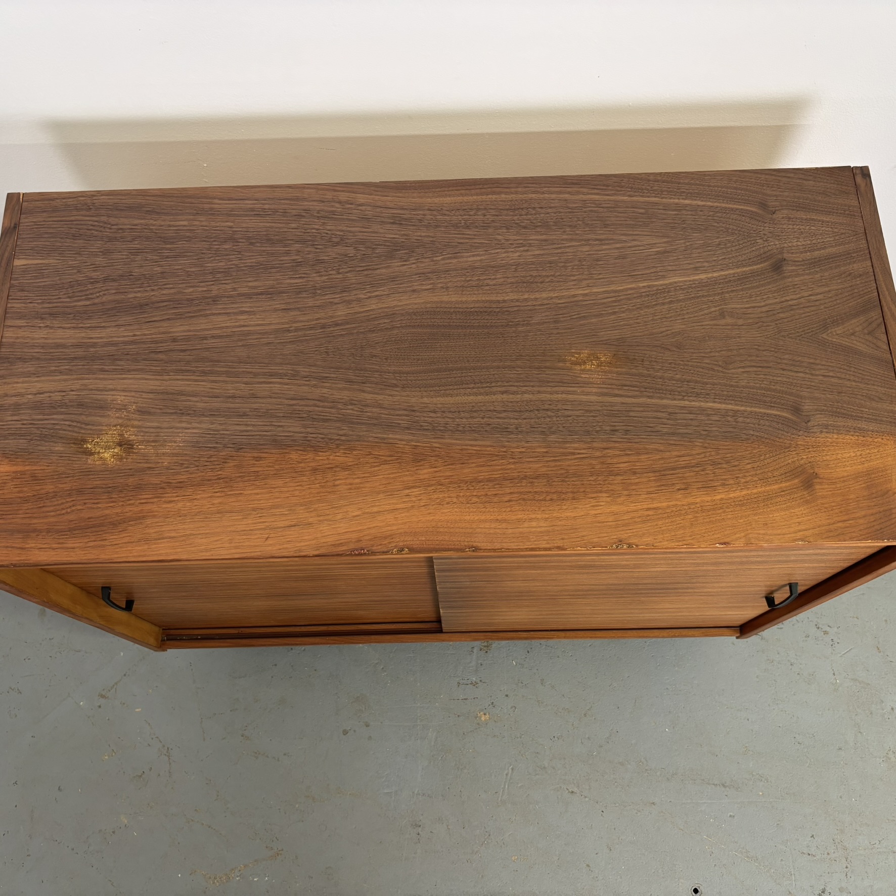 Zeitlose Schiebekommode aus den 60er-Jahren