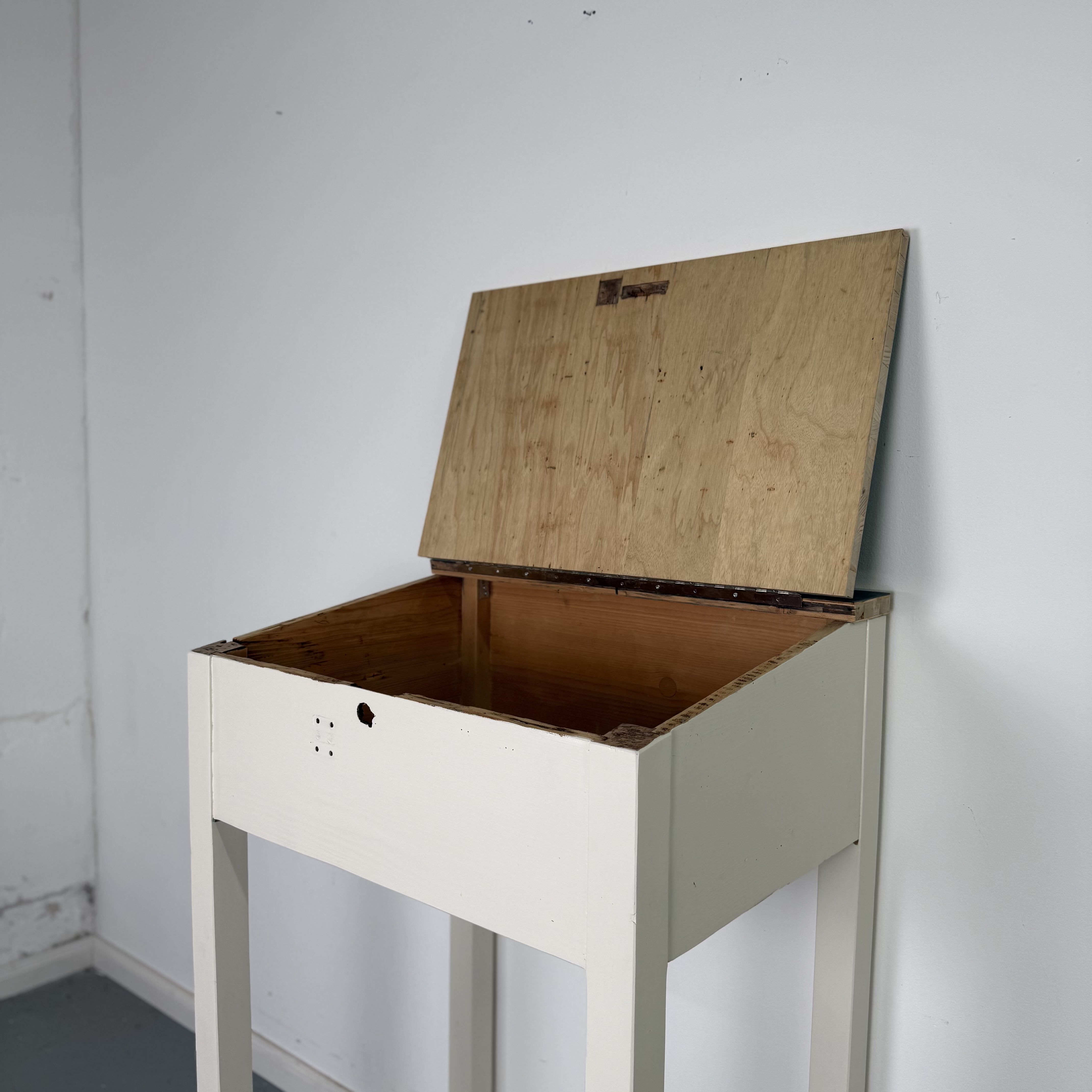 Charmantes Vintage Stehpult in Cremeweiß