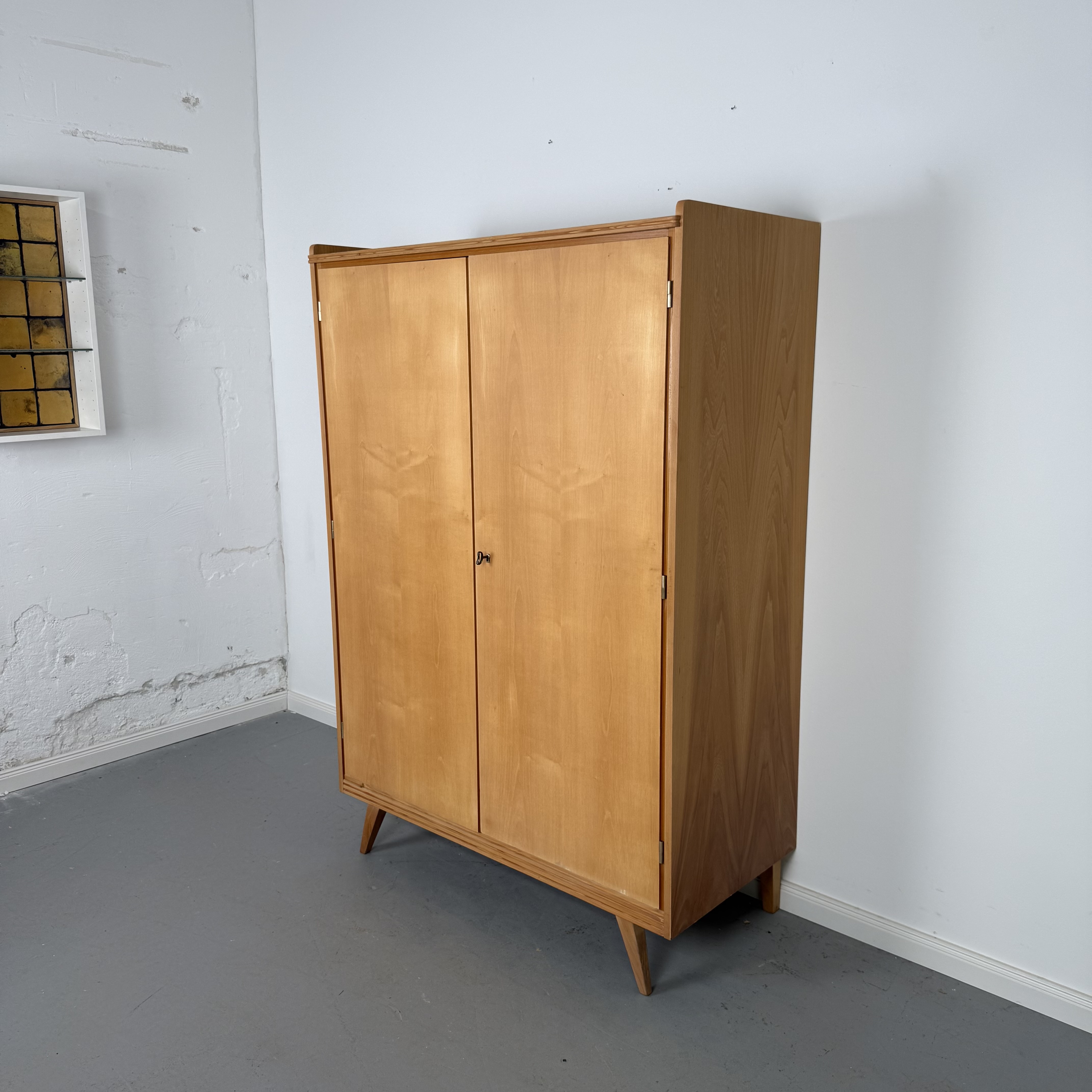 Kleiderschrank im 50er Jahre Stil mit schlichten Holzfronten