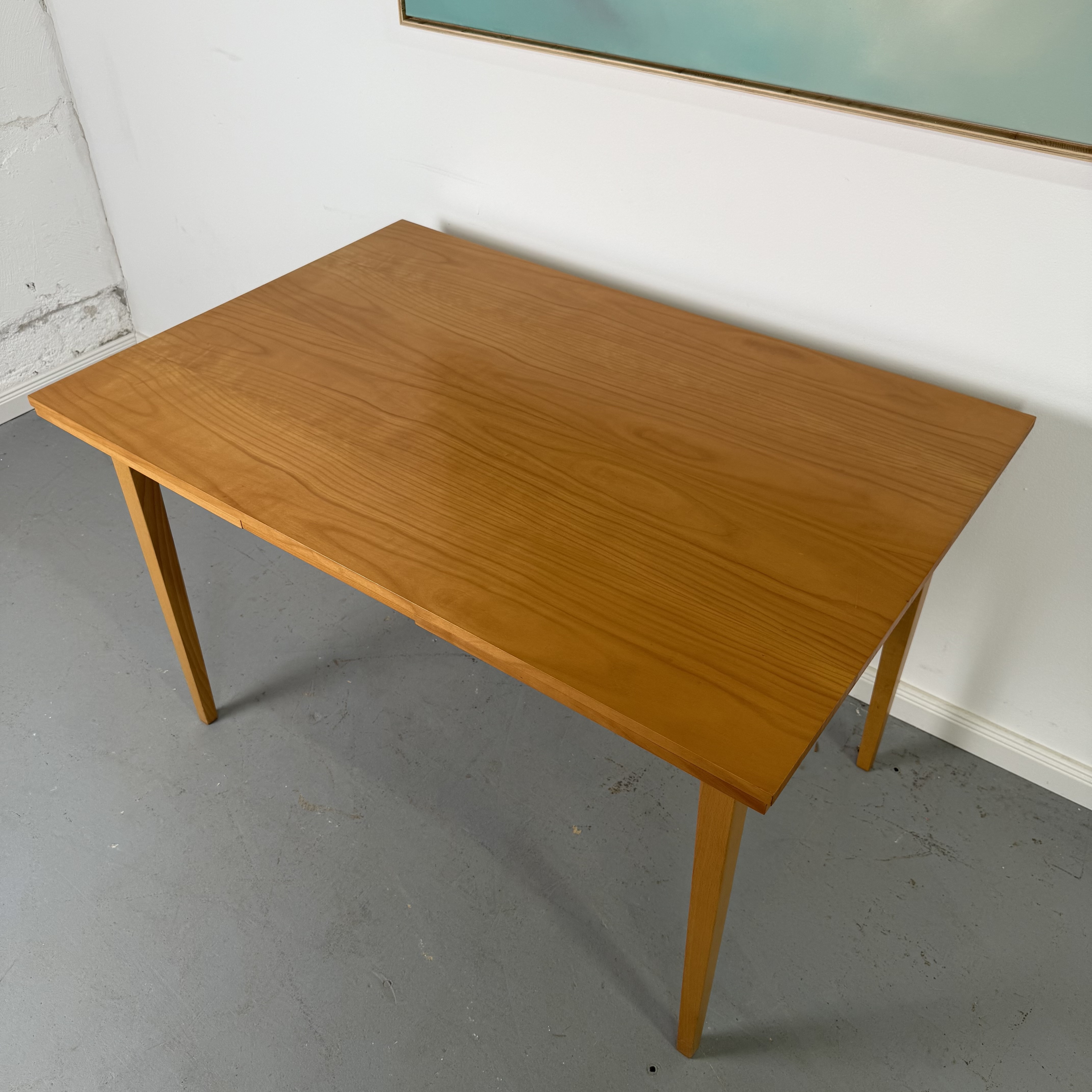 schicker 60er Jahre Tisch mit schöner Maserung