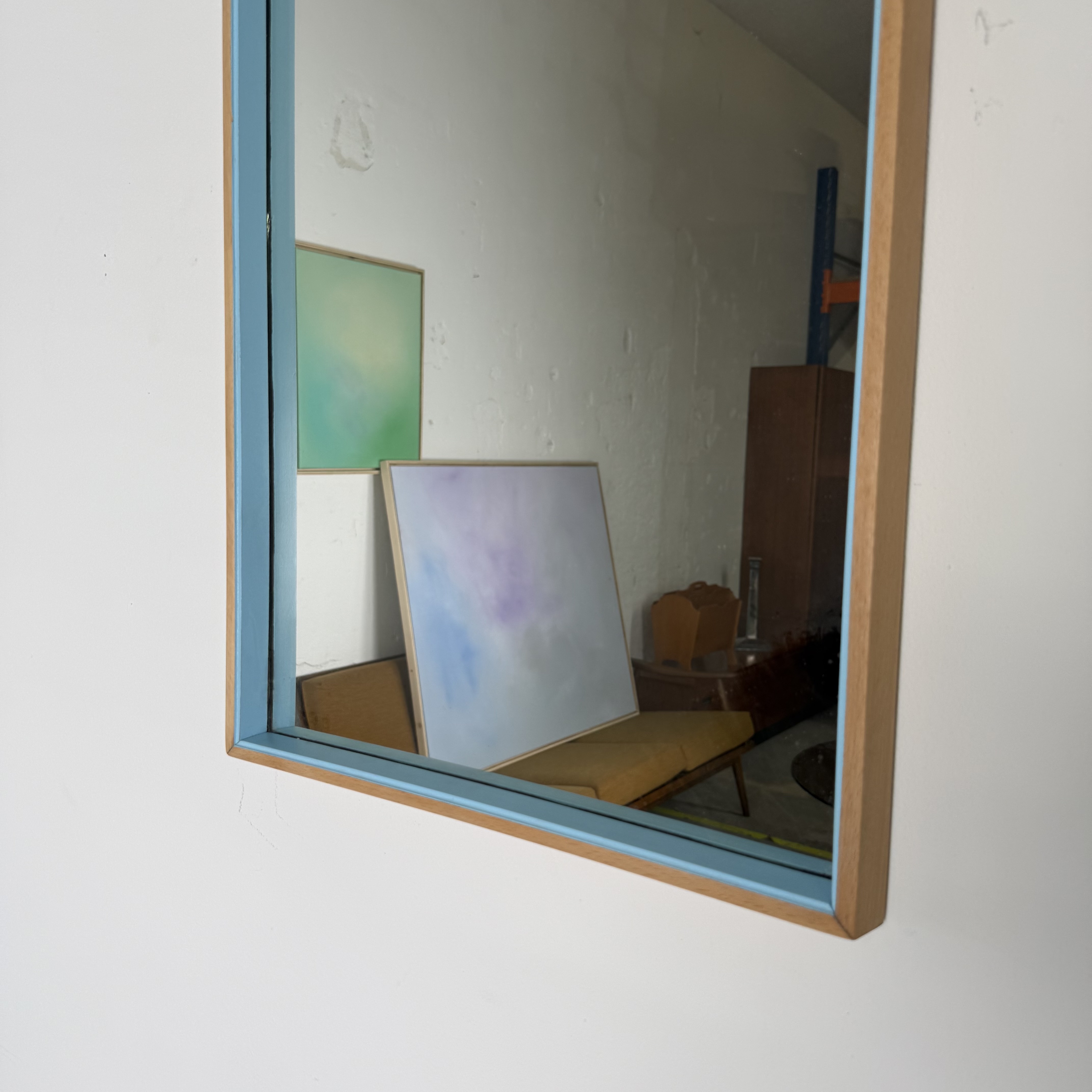 DIY Wandspiegel mit blau lackierter Innenkante