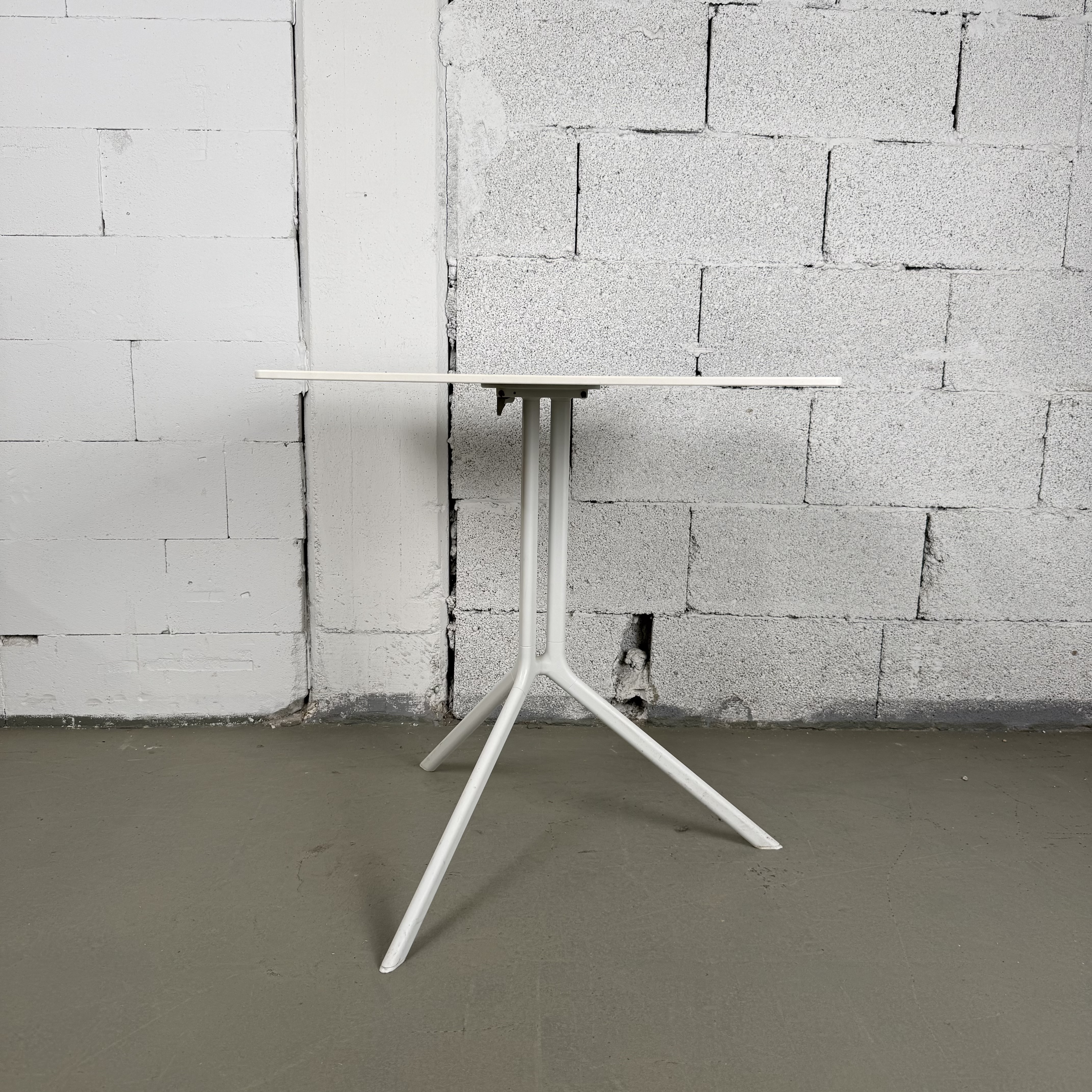 Kristalia Poule Klapptisch 69 × 69 cm in Weiß