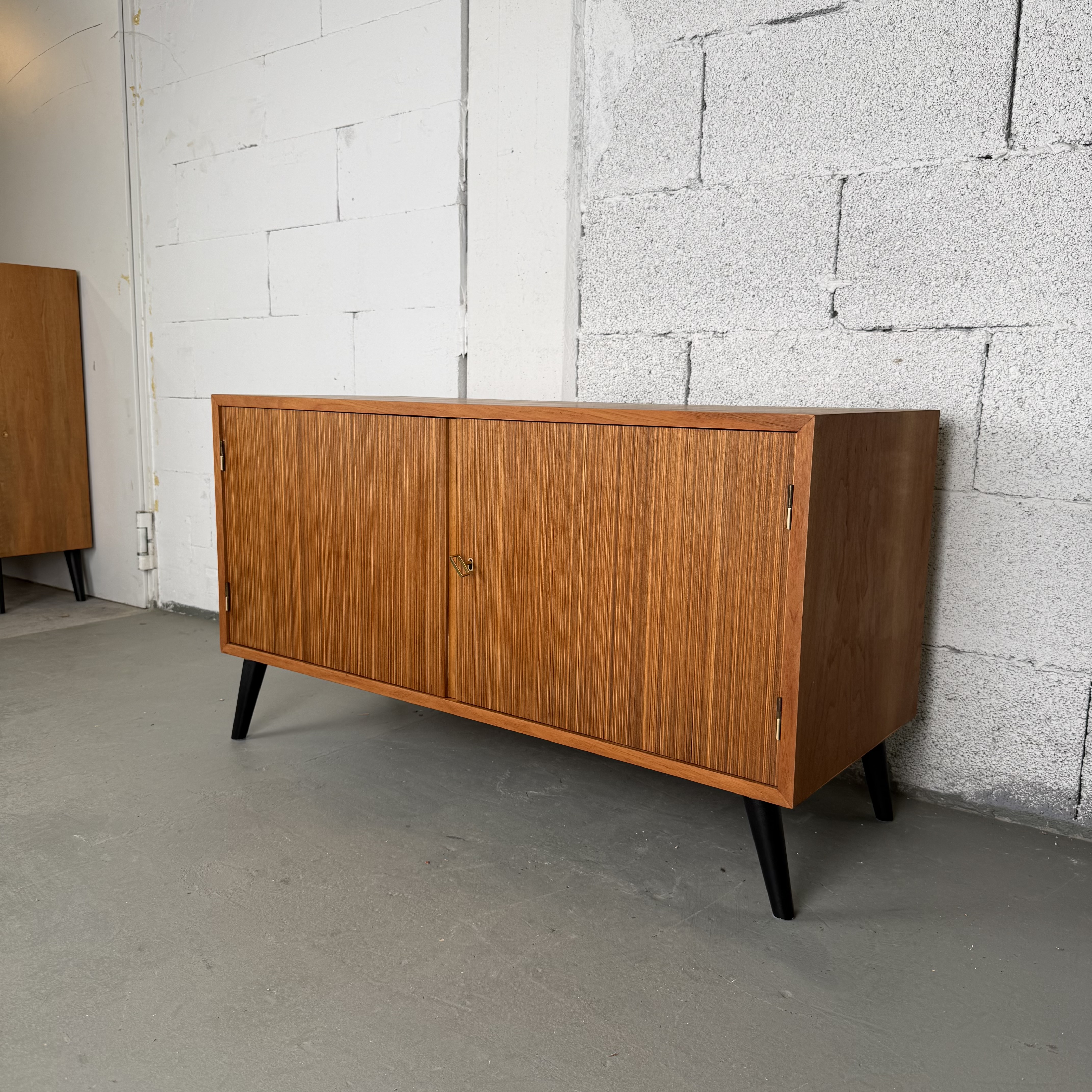 Mid Century Kommode mit filigranen Beinen