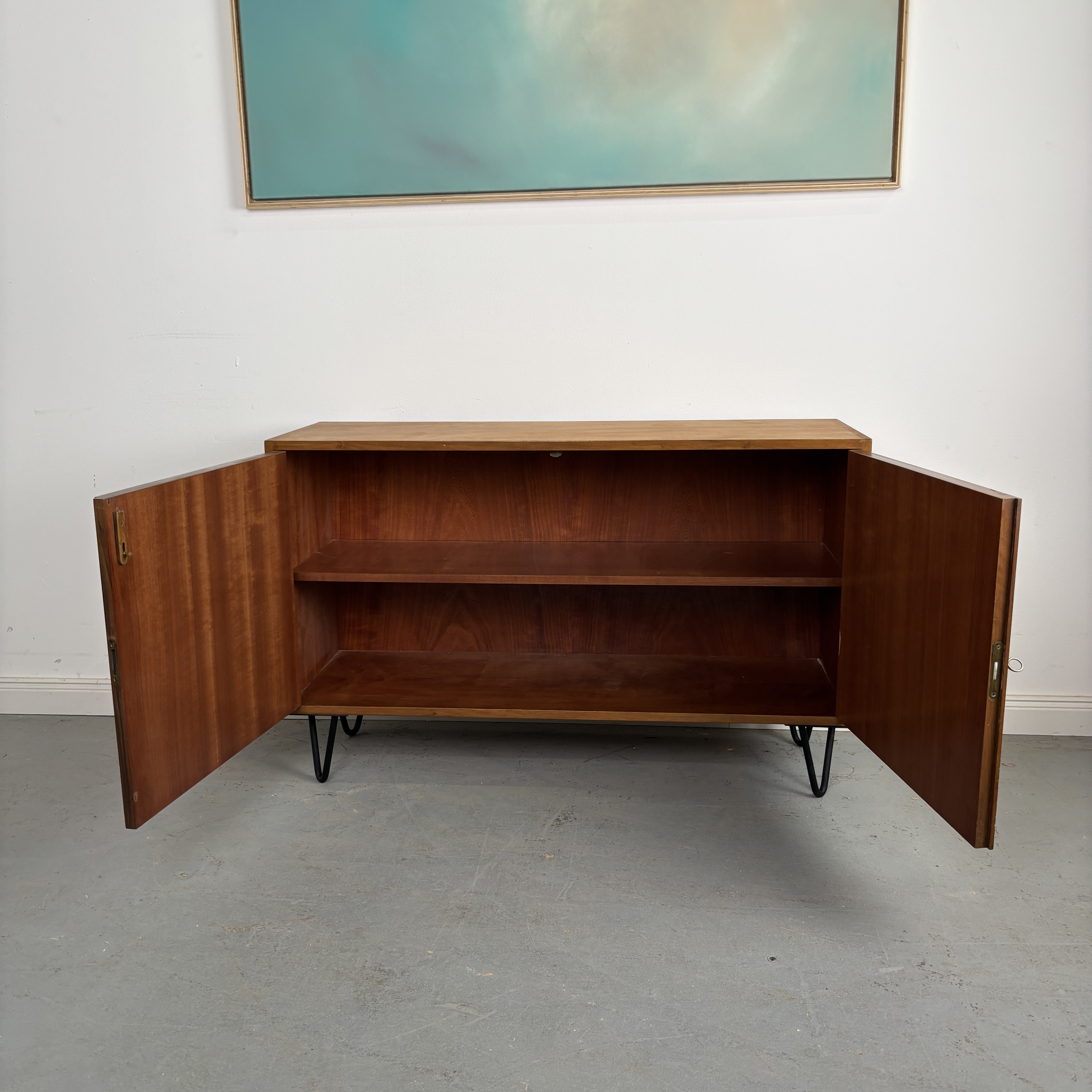 Mid-Century Kommode mit Hairpin-Beinen