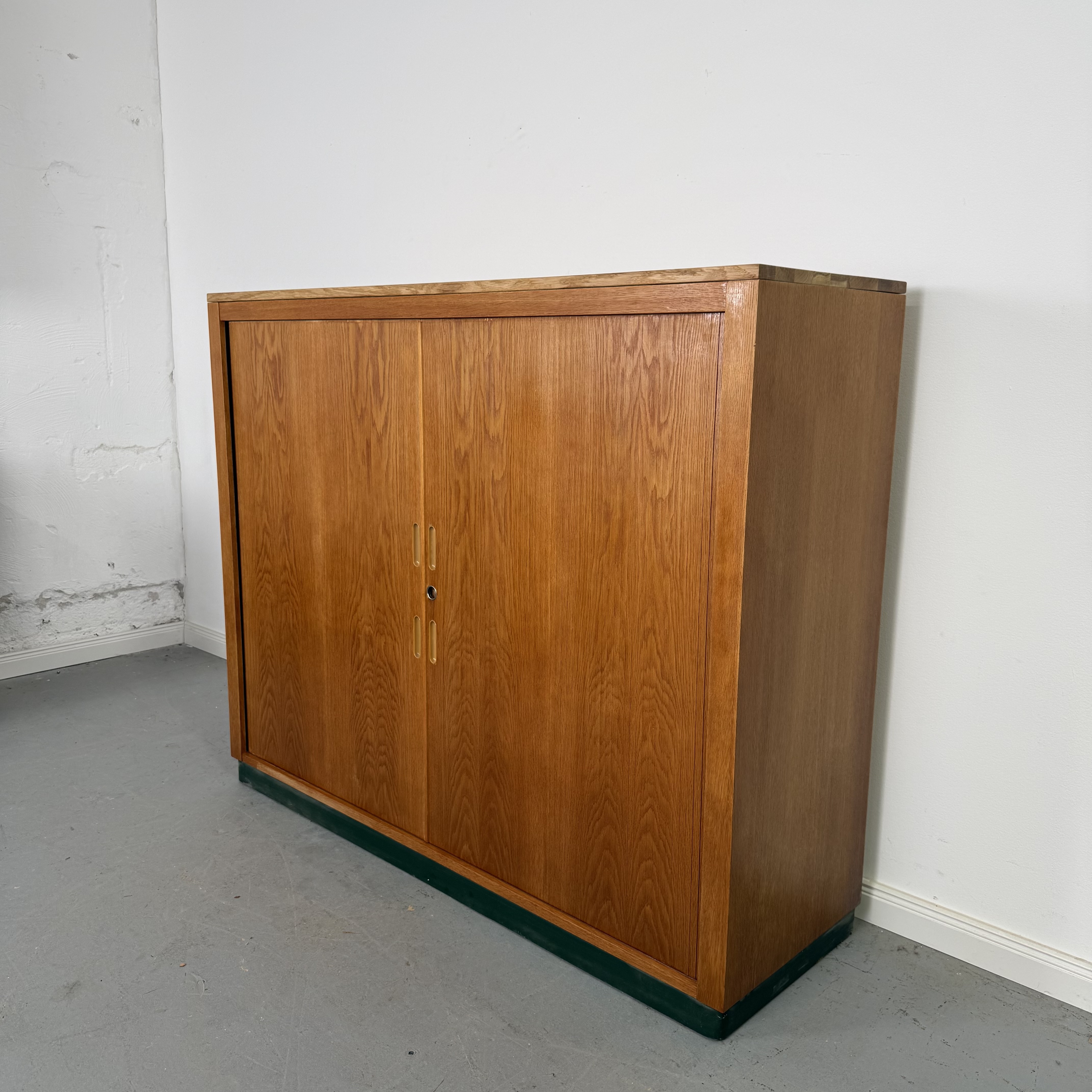schickes kompaktes Rolladensideboard