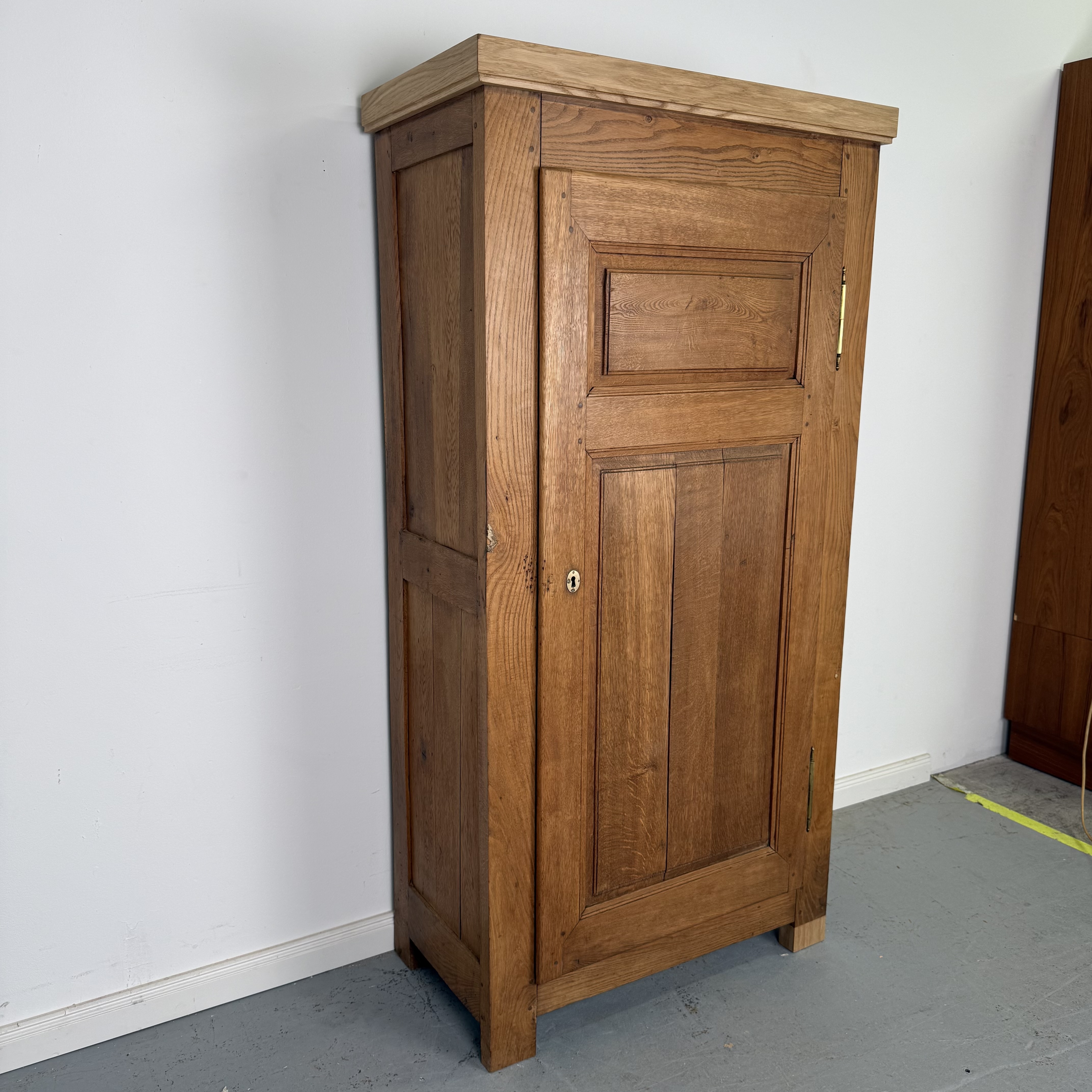 Besonderer kompakter Eichenschrank aus massivem Holz