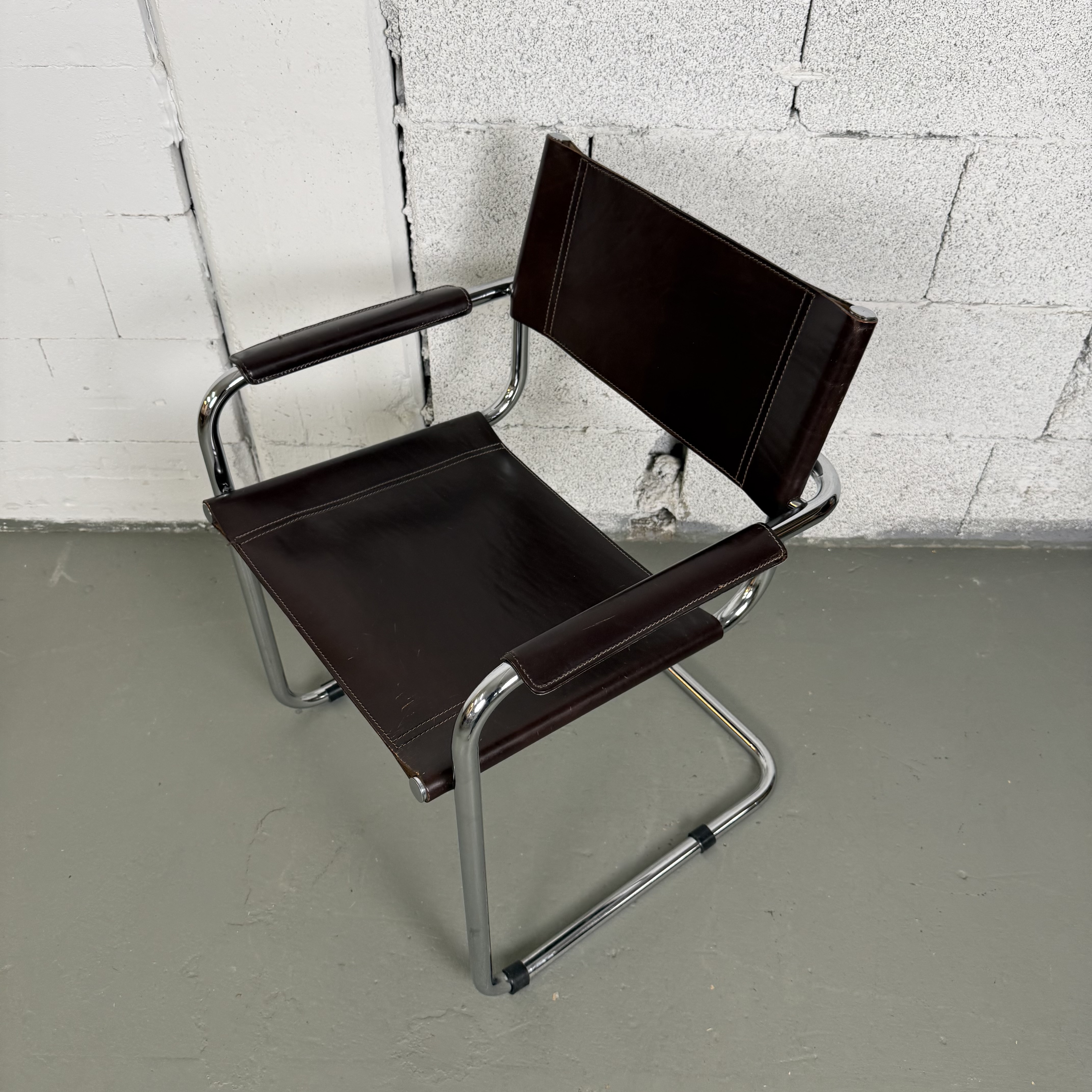 Freischwinger Stuhl aus Leder Bauhaus Stil