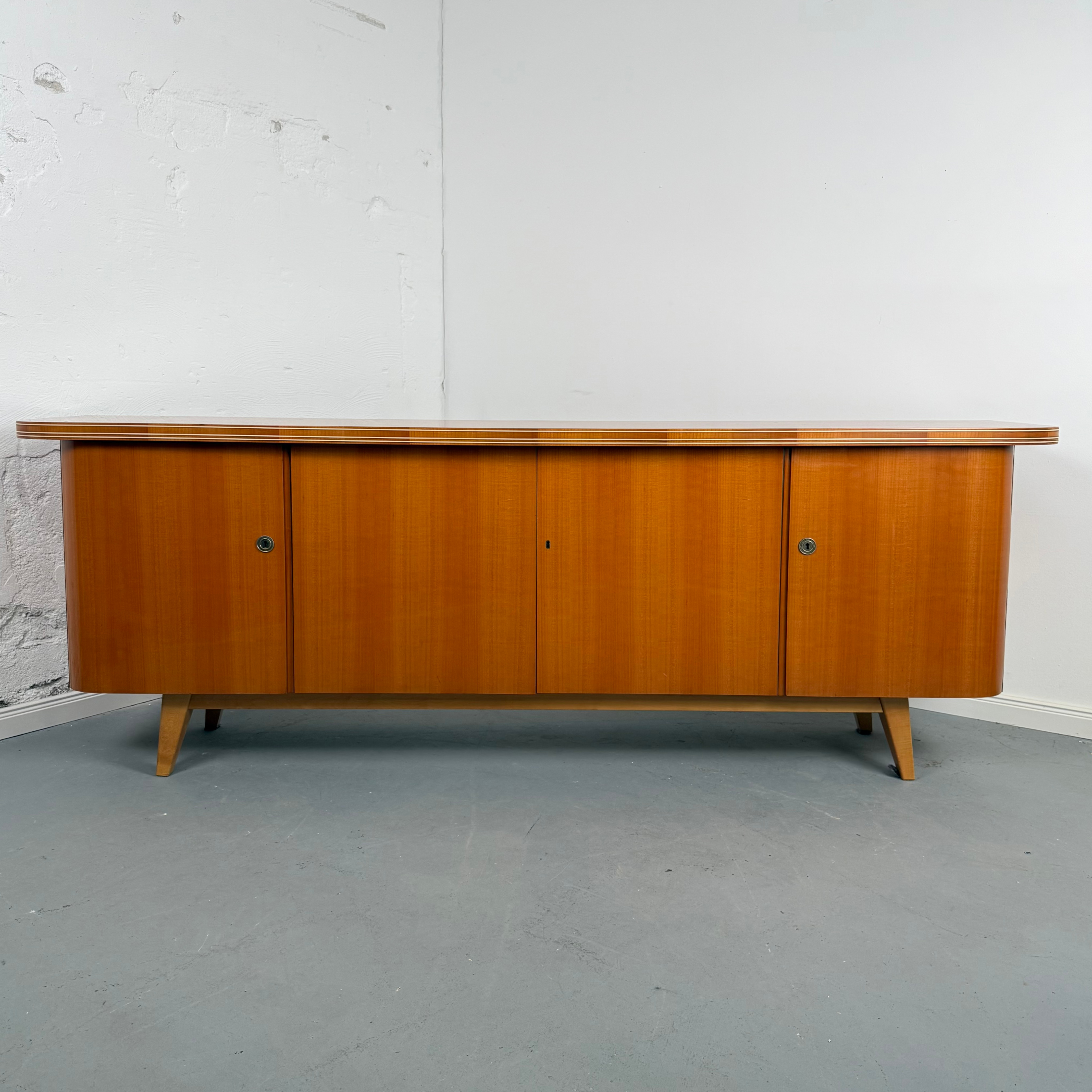 Charmantes 50er Jahre Sideboard mit feinen Details Charmantes 50er Jahre Sideboard mit feinen Details