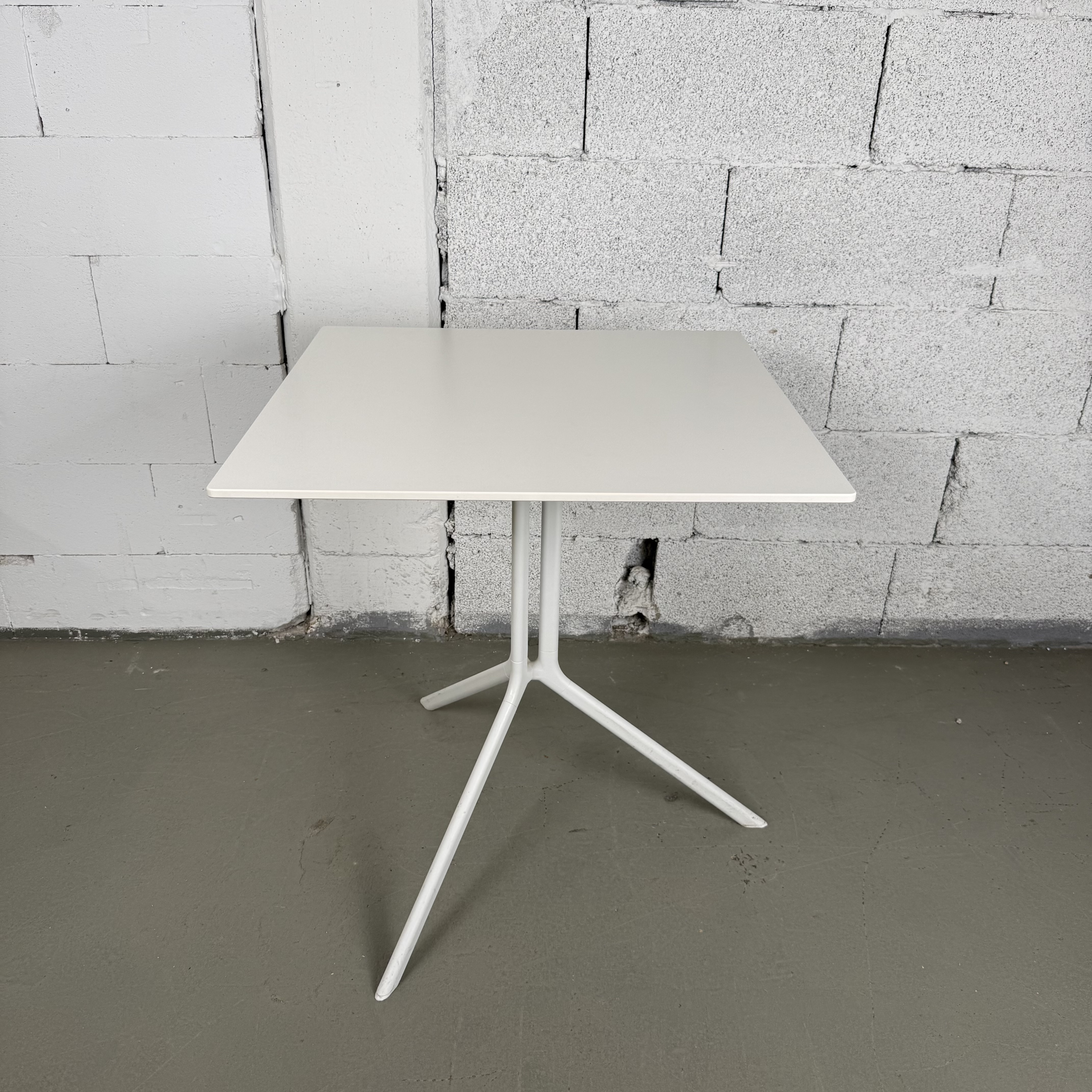 Kristalia Poule Klapptisch 69 × 69 cm in Weiß