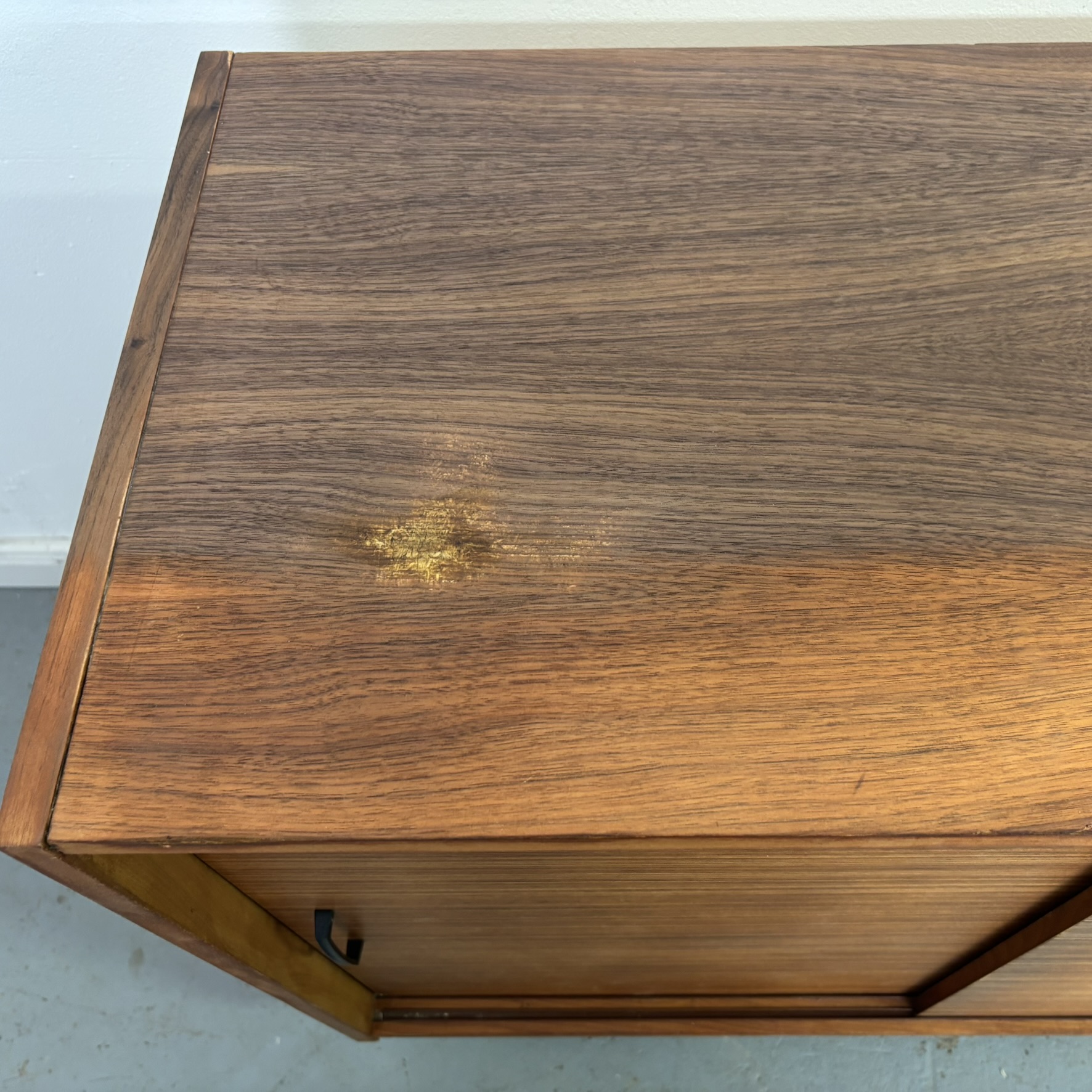 Zeitlose Schiebekommode aus den 60er-Jahren