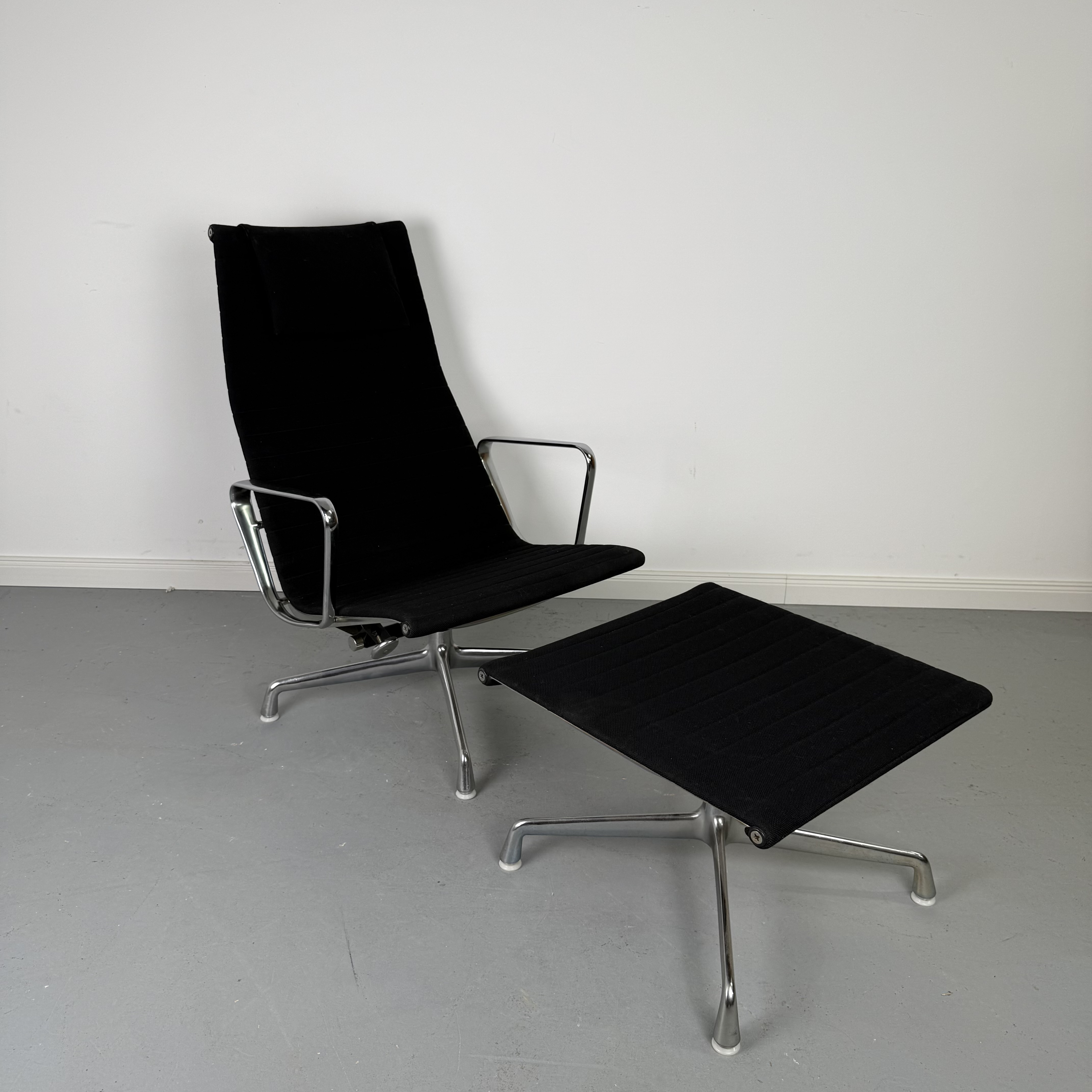 Herman Miller EA 124 Lounge Chair mit EA 125 Ottoman – Designklassiker von Charles & Ray Eames Herman Miller EA 124 Lounge Chair mit EA 125 Ottoman – Designklassiker von Charles & Ray Eames