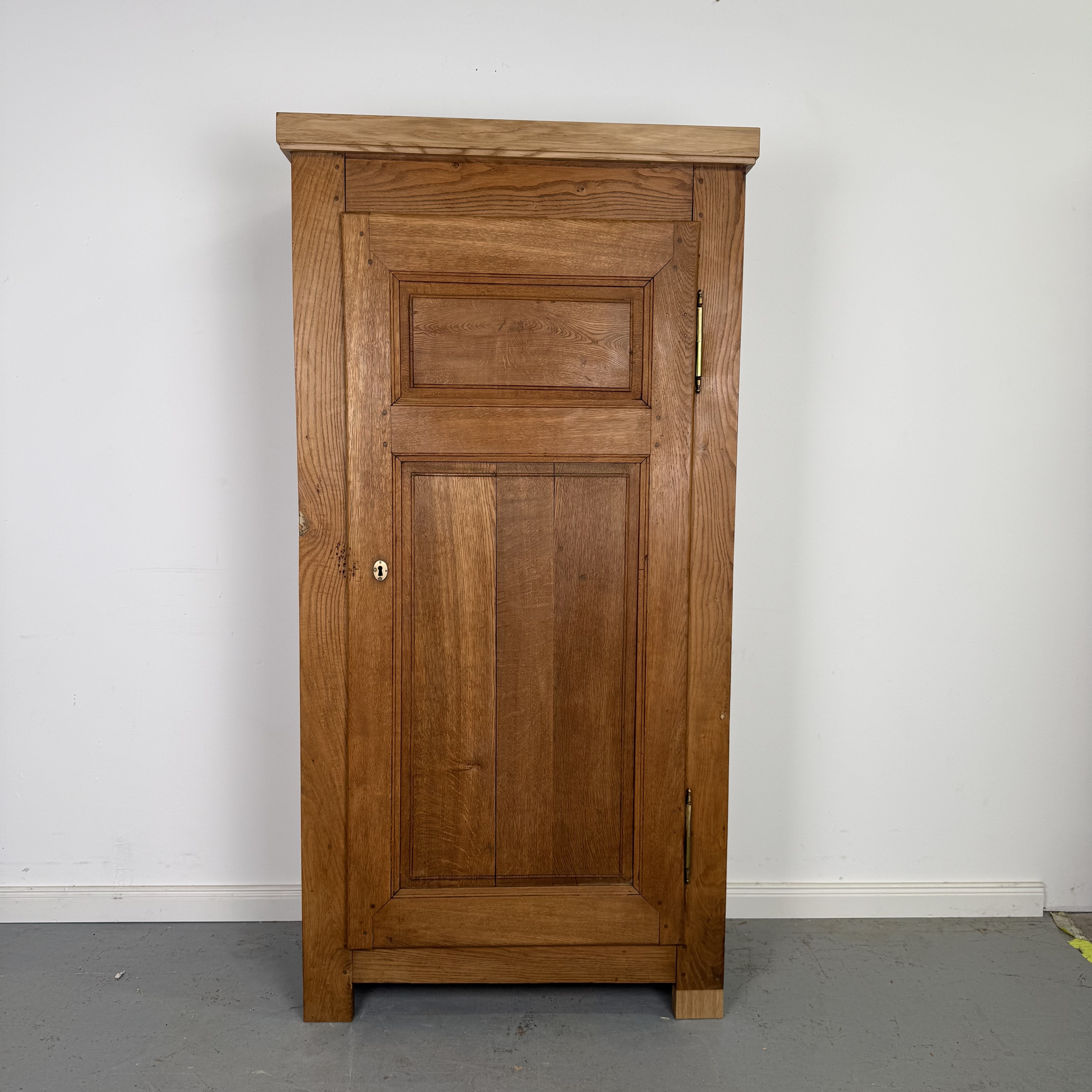 Besonderer kompakter Eichenschrank aus massivem Holz