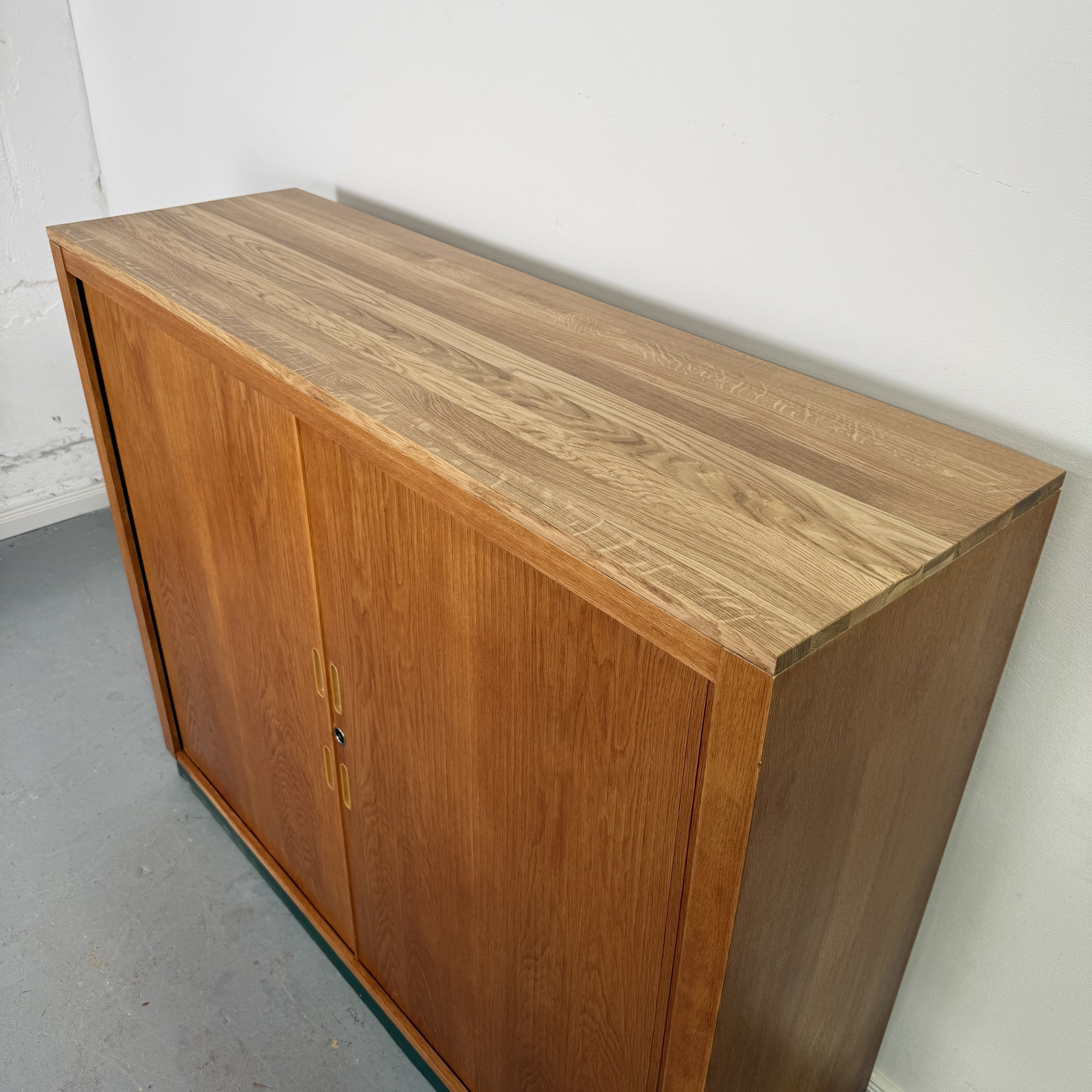 schickes kompaktes Rolladensideboard