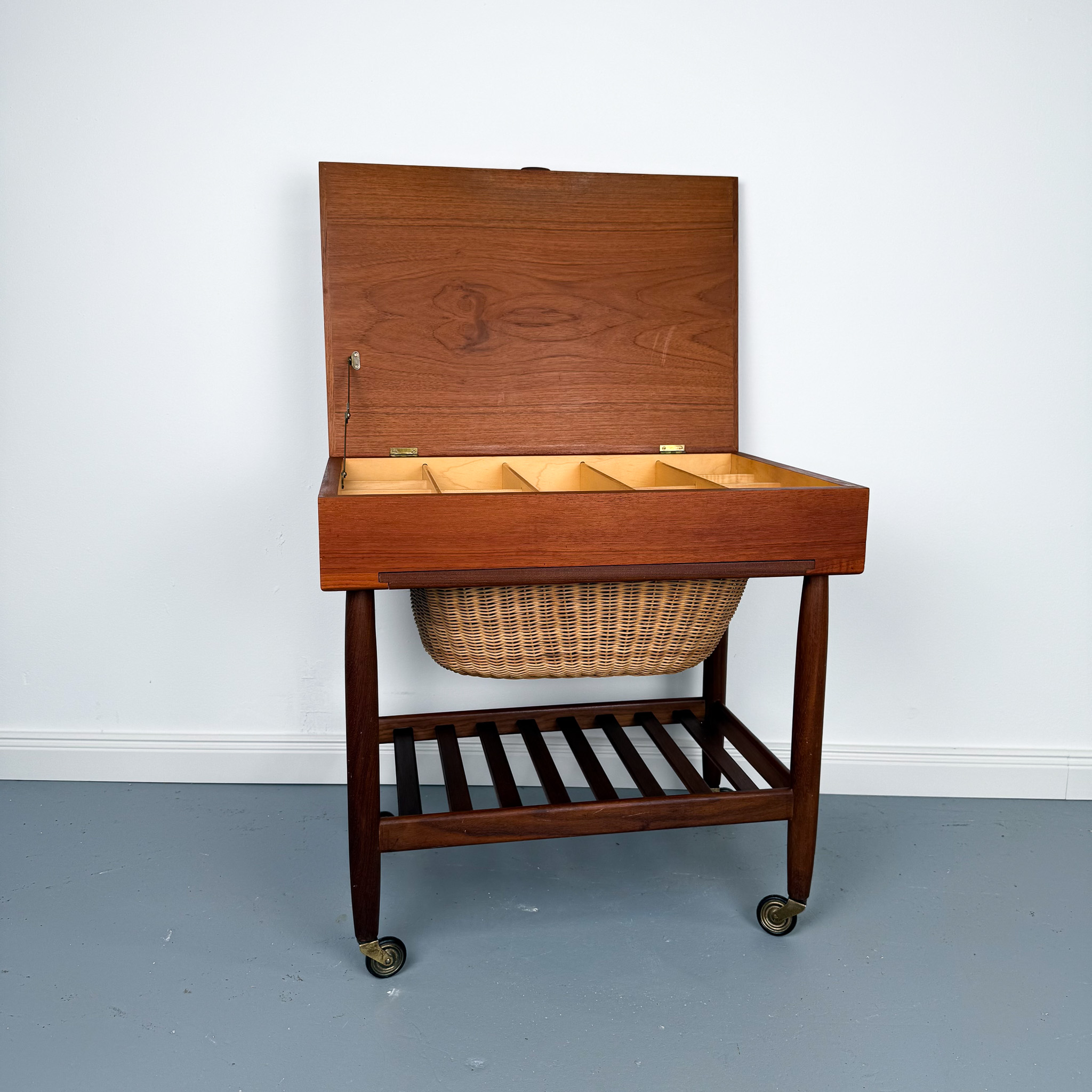 Hochwertige Teak-Beistellkommode mit Korbeinsatz