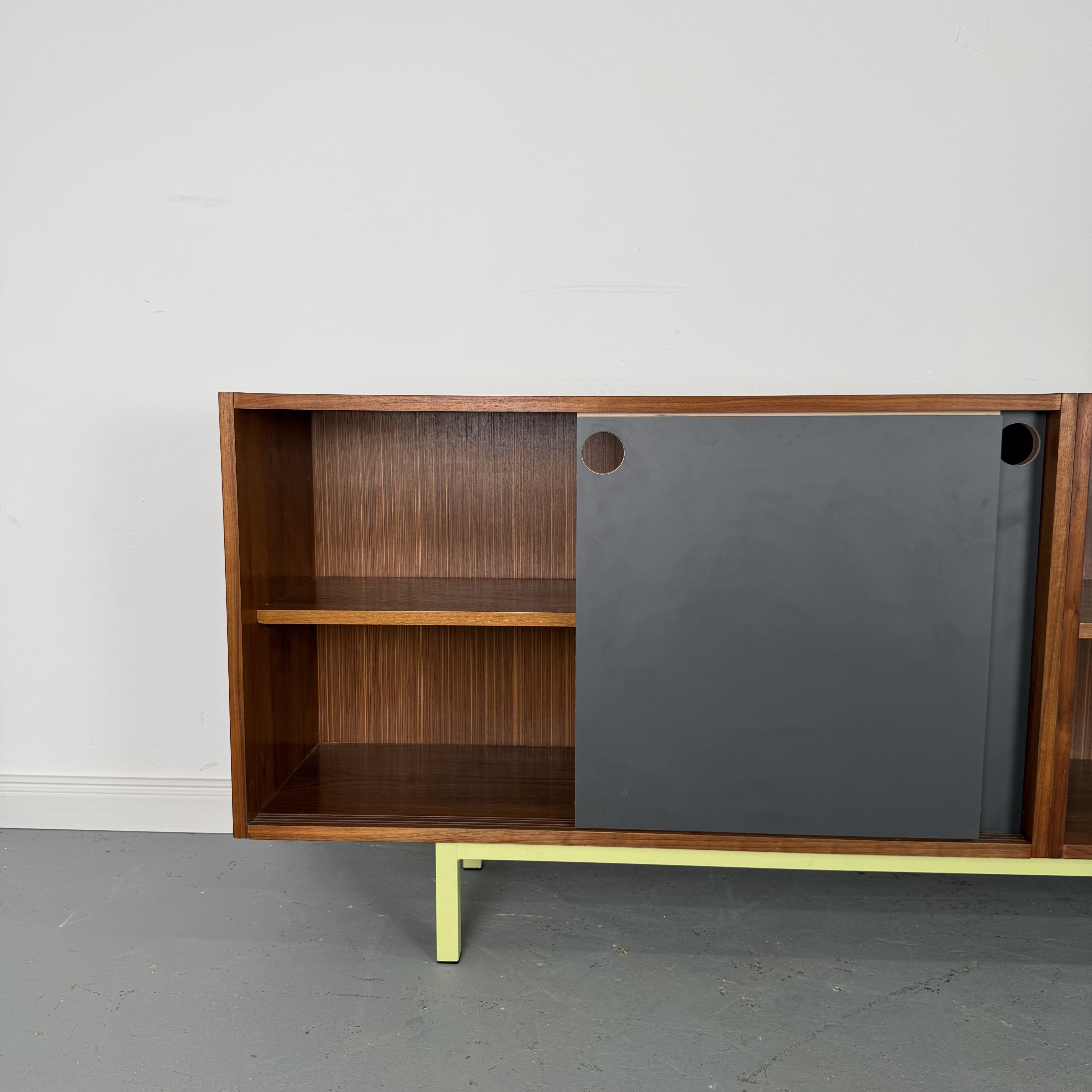 Neu interpretiertes 60er Jahre Sideboard aus zwei Vintage-Kommoden Neu interpretiertes 60er Jahre Sideboard aus zwei Vintage-Kommoden