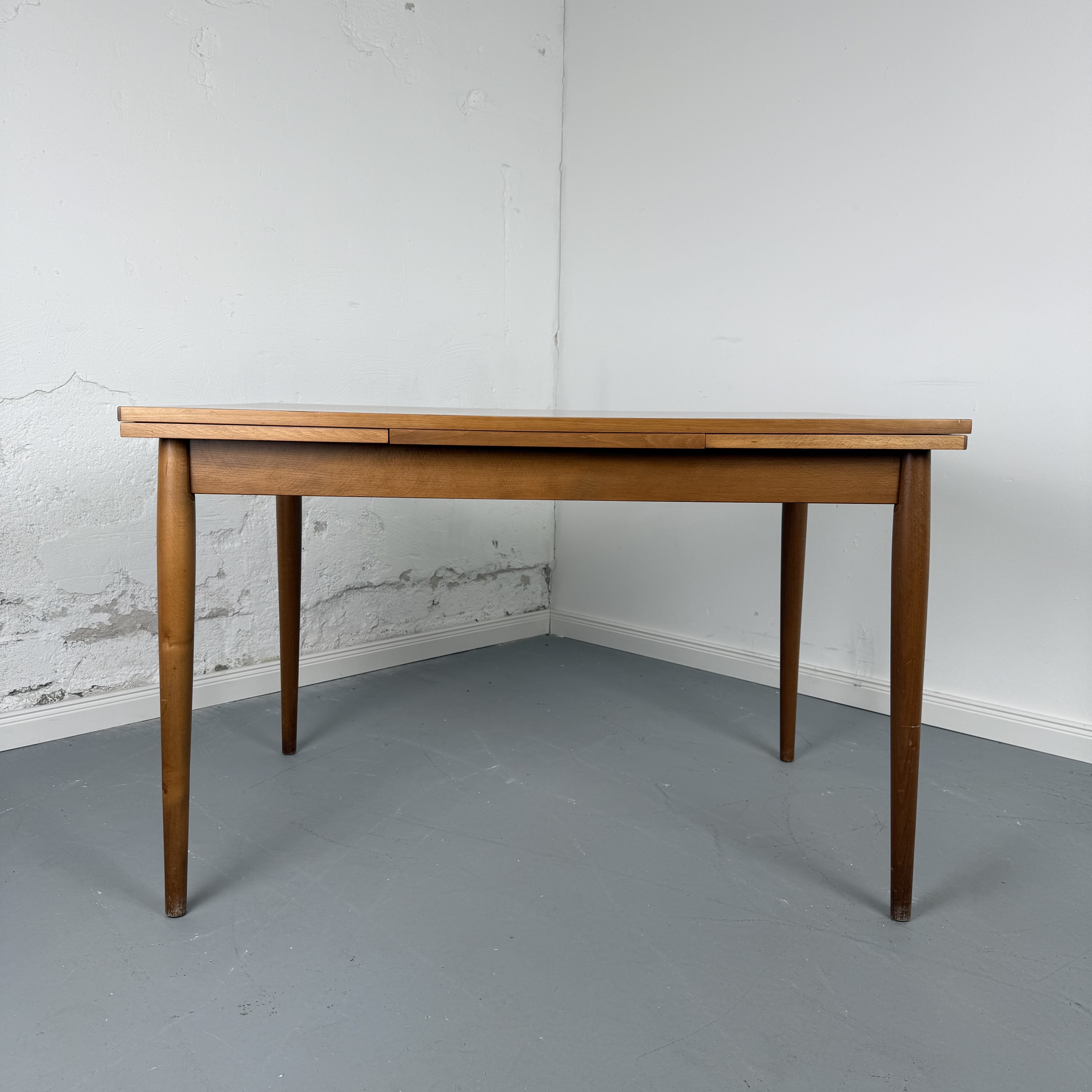 Eleganter 60er Jahre Esstisch aus Nussbaum – ausklappbar auf 185 cm
