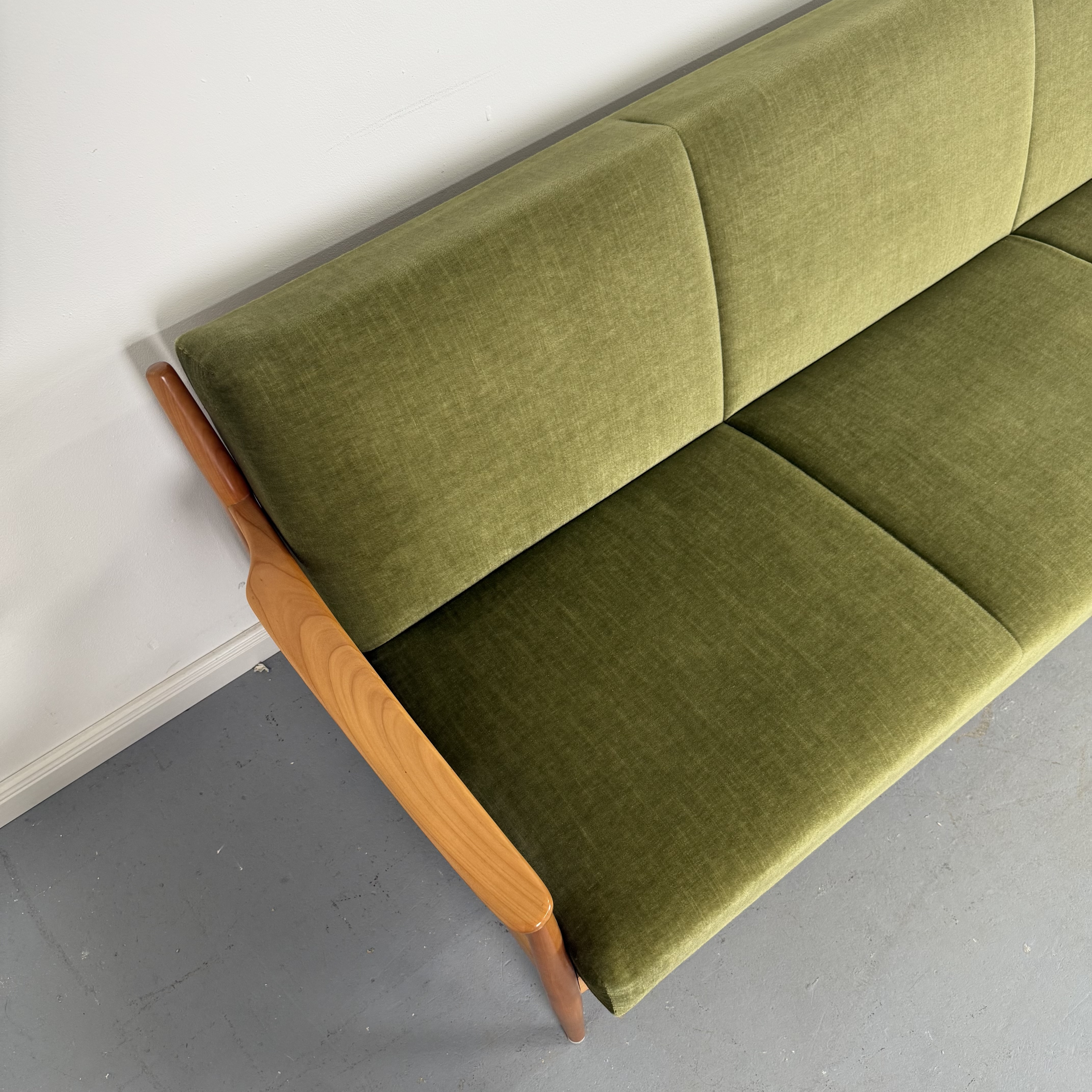 Wunderschöne grüne 60er Jahre Couch mit Aufklappfunktion Wunderschöne grüne 60er Jahre Couch mit Aufklappfunktion