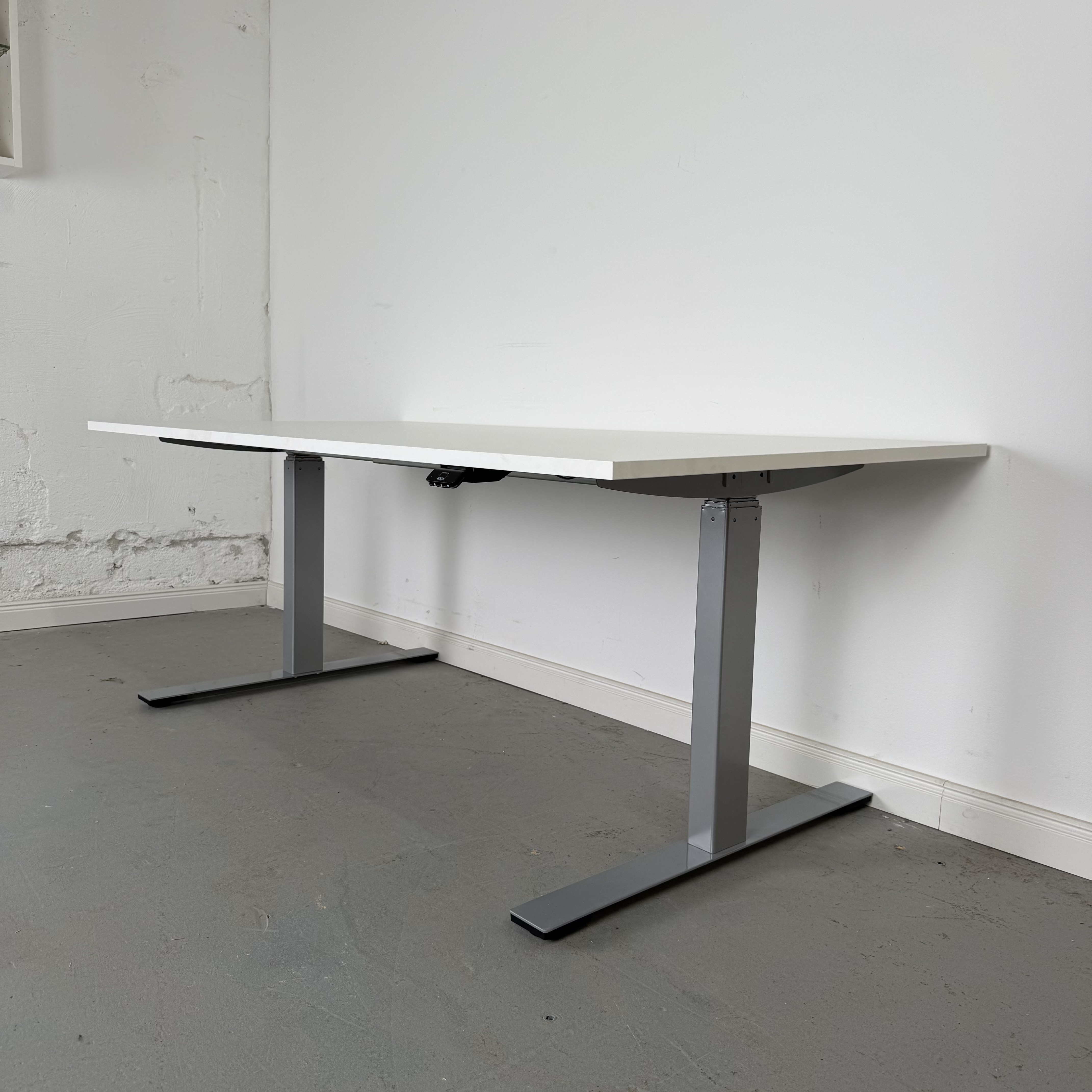 Höhenverstellbarer Schreibtisch Linak DL6 IC mit weißer Platte 160 x 80 cm Höhenverstellbarer Schreibtisch Linak DL6 IC mit weißer Platte 160 x 80 cm