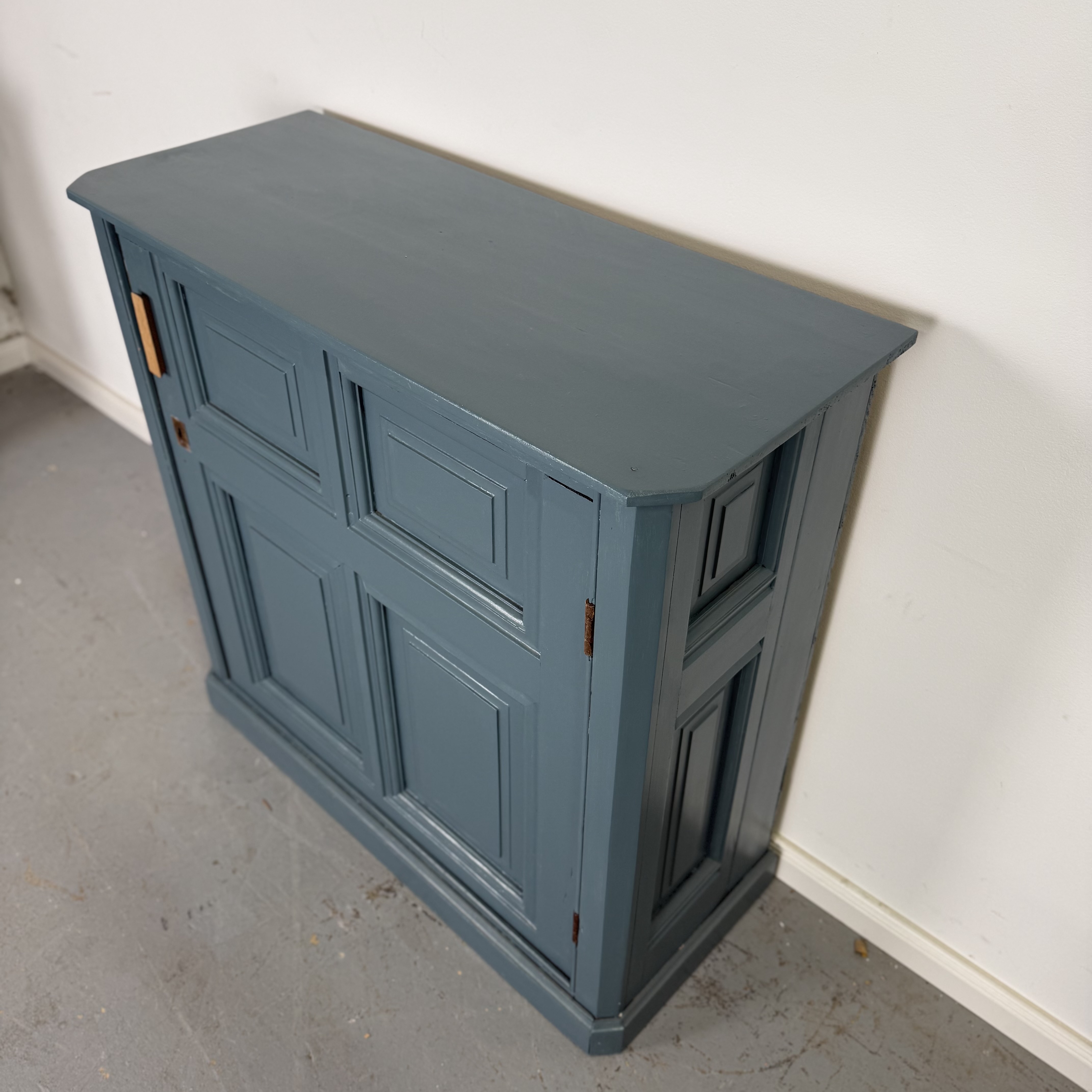 Vollholzschrank in Türkis mit Eichengriff