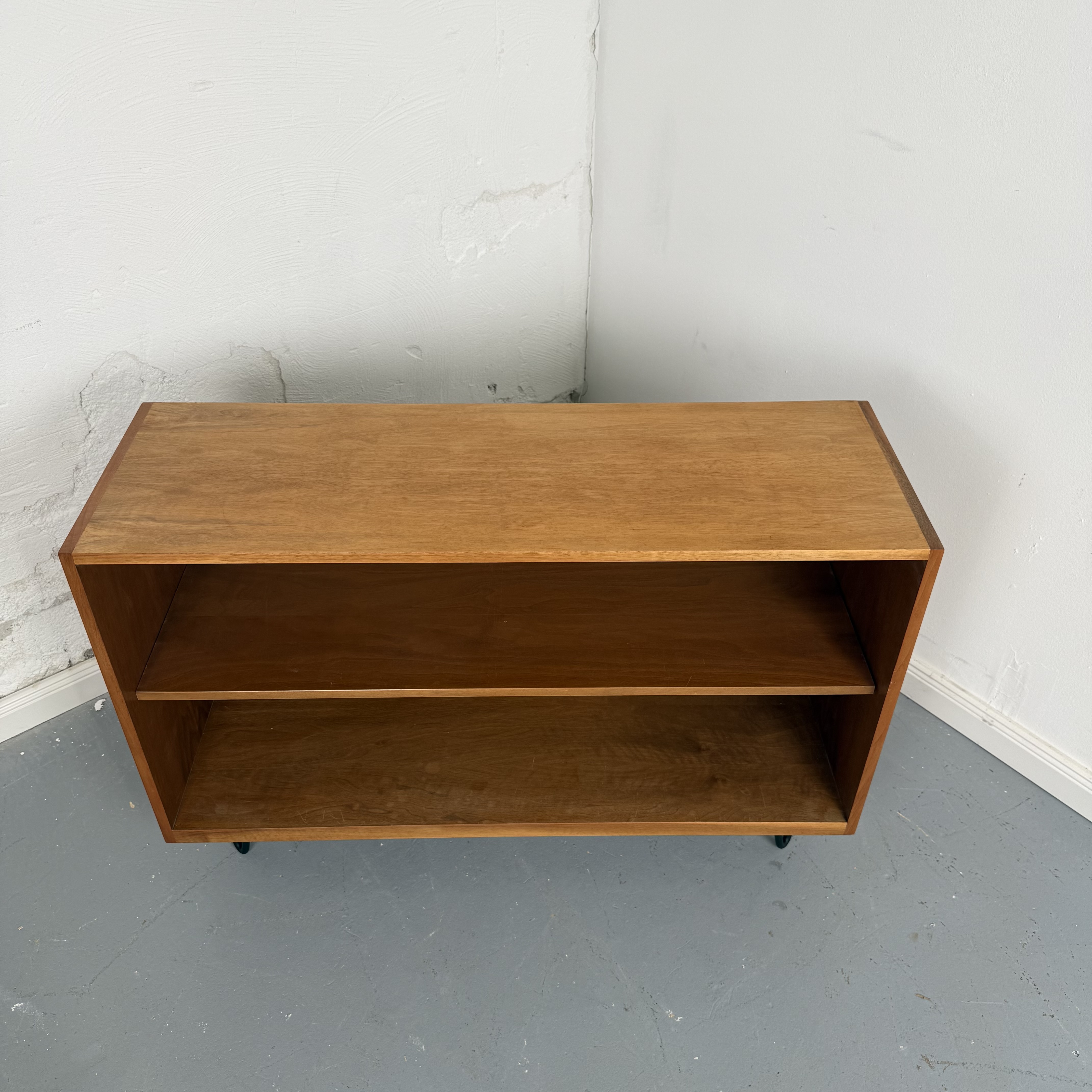 Schlichtes Mid-Century Regal mit Hairpin Legs