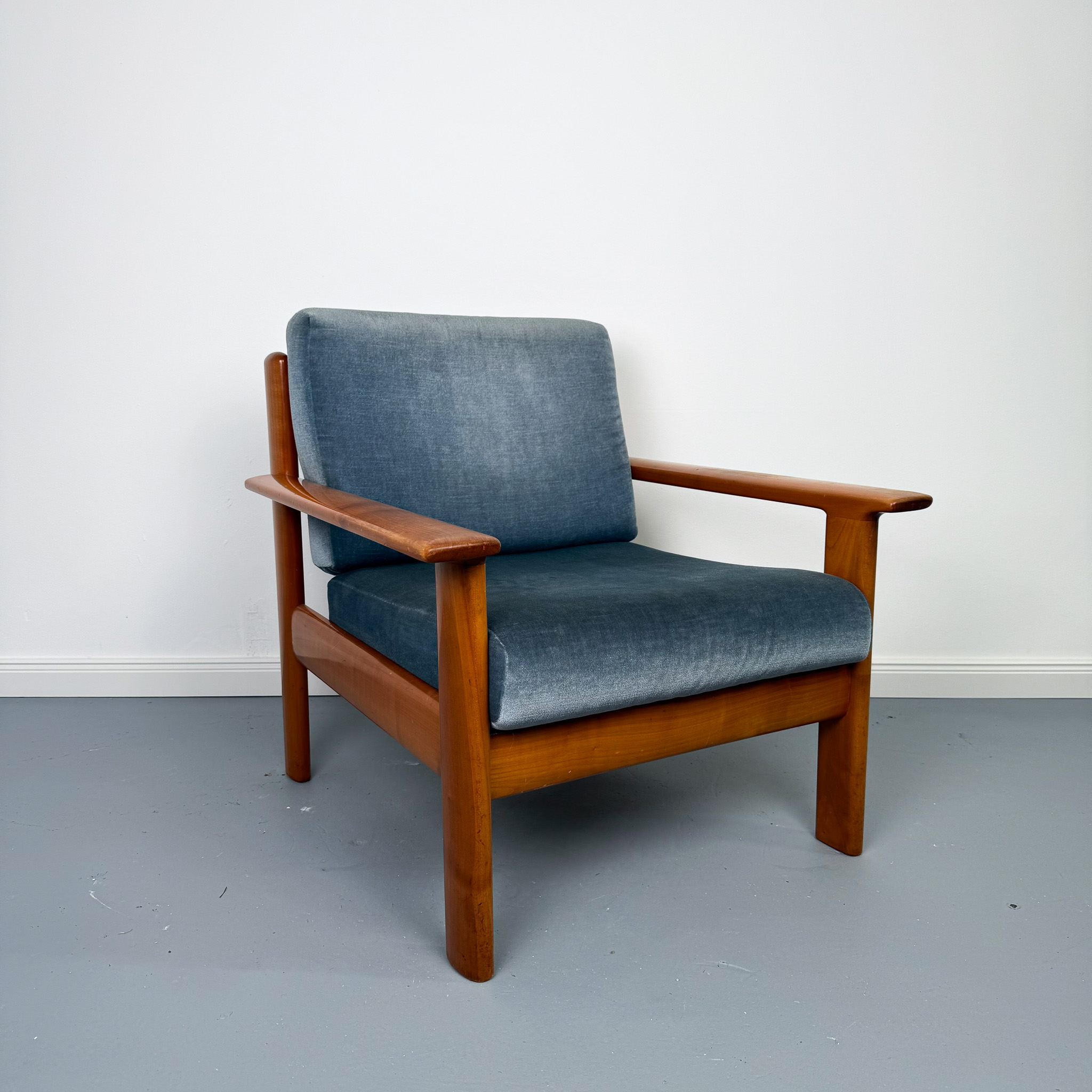 Schöne Mid Century Easy Chairs mit blauem Samtbezug