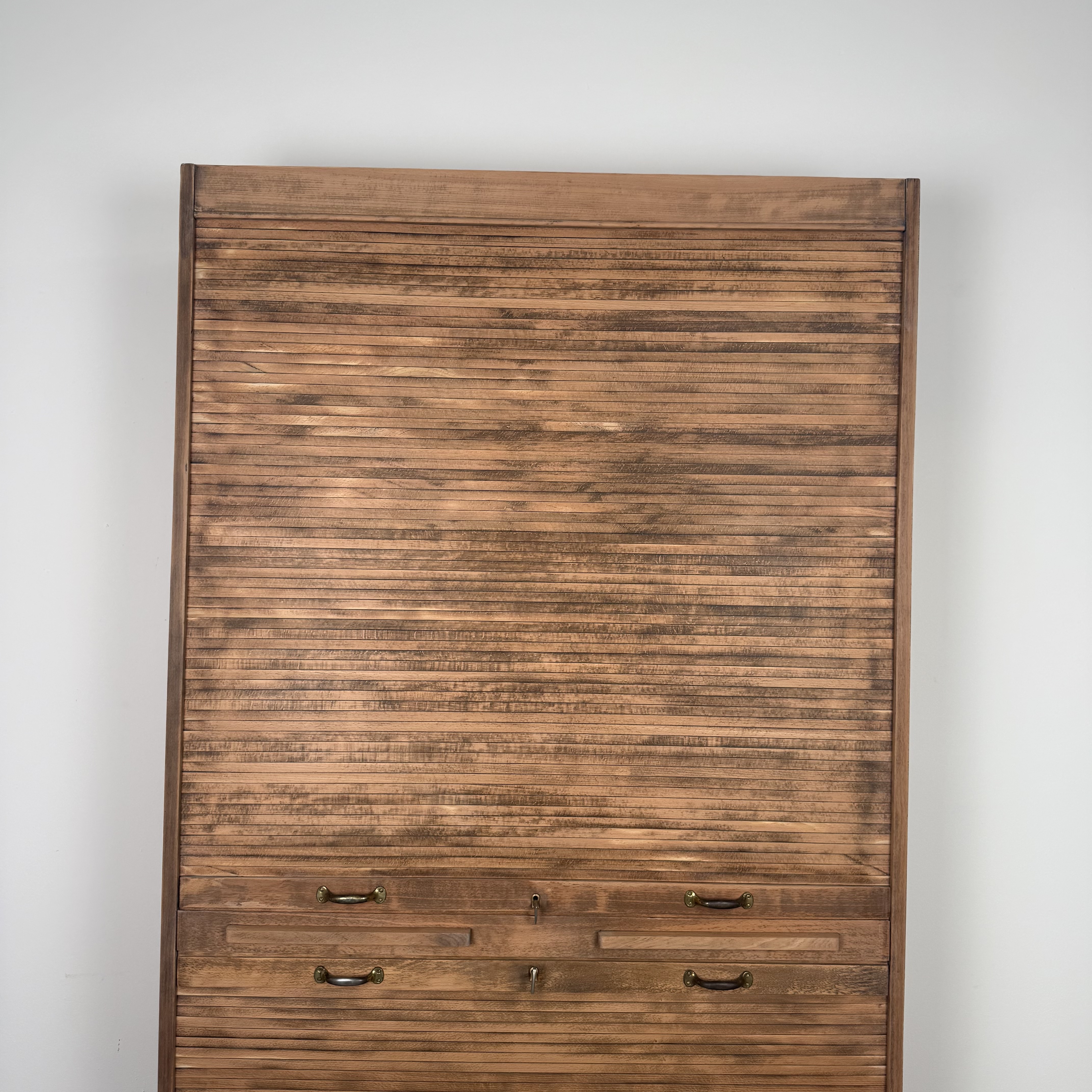 Großzügiger Rolladenschrank aus rustikaler Eiche