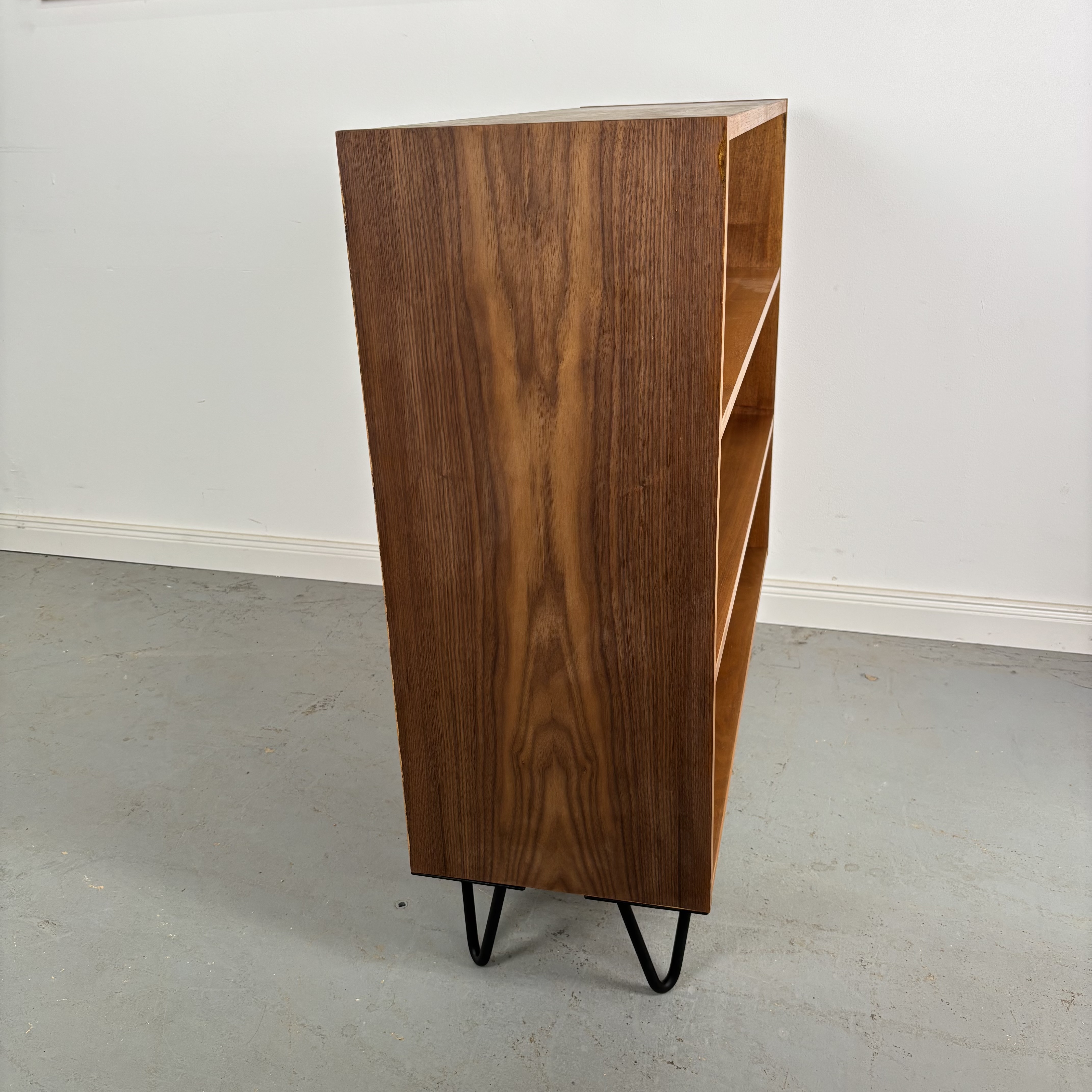 Mid-Century Regal mit filigranen Hairpin Legs