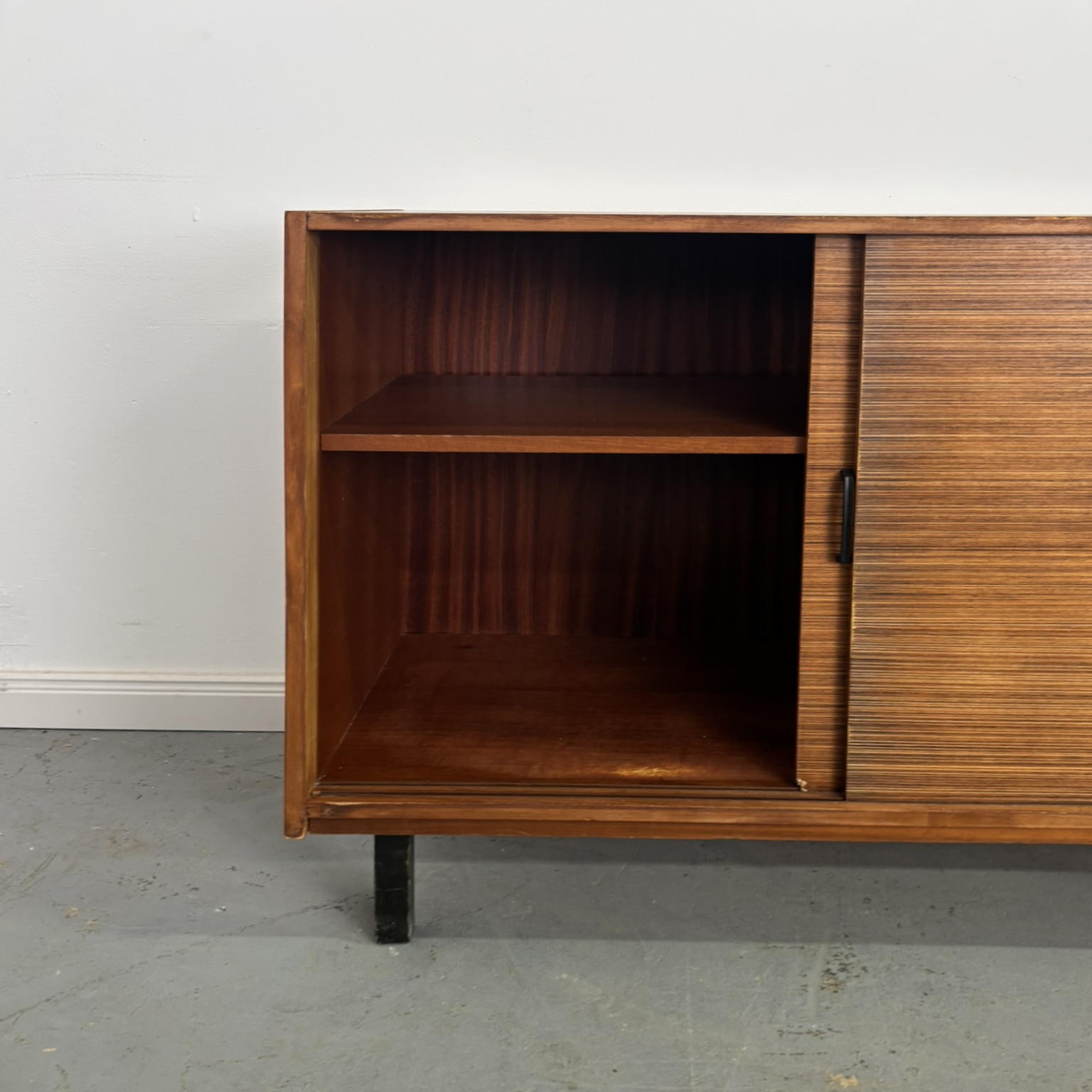 Zeitlose Schiebekommode aus den 60er-Jahren