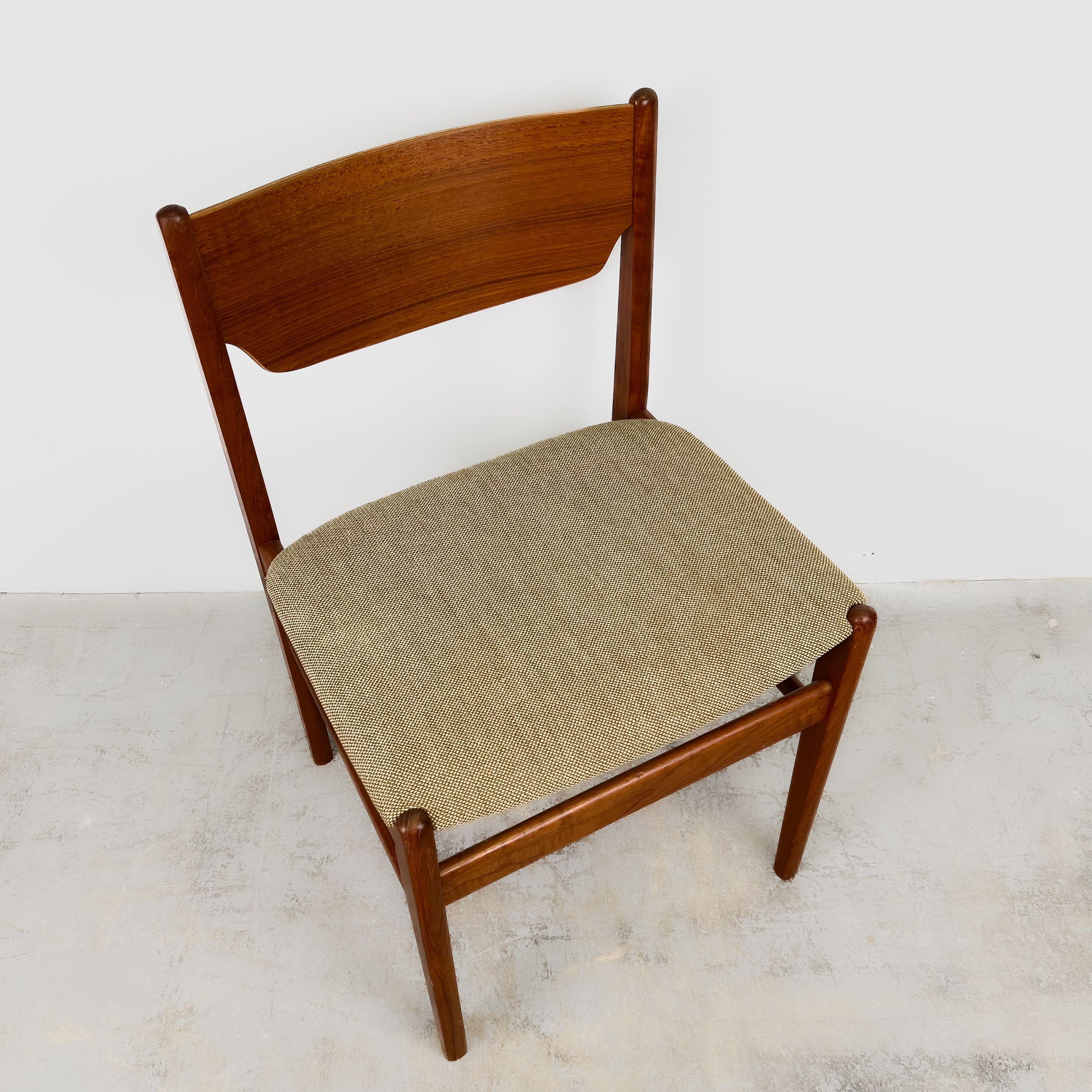 Dänischer Mid Century Teak Stuhl mit Stoffbezug