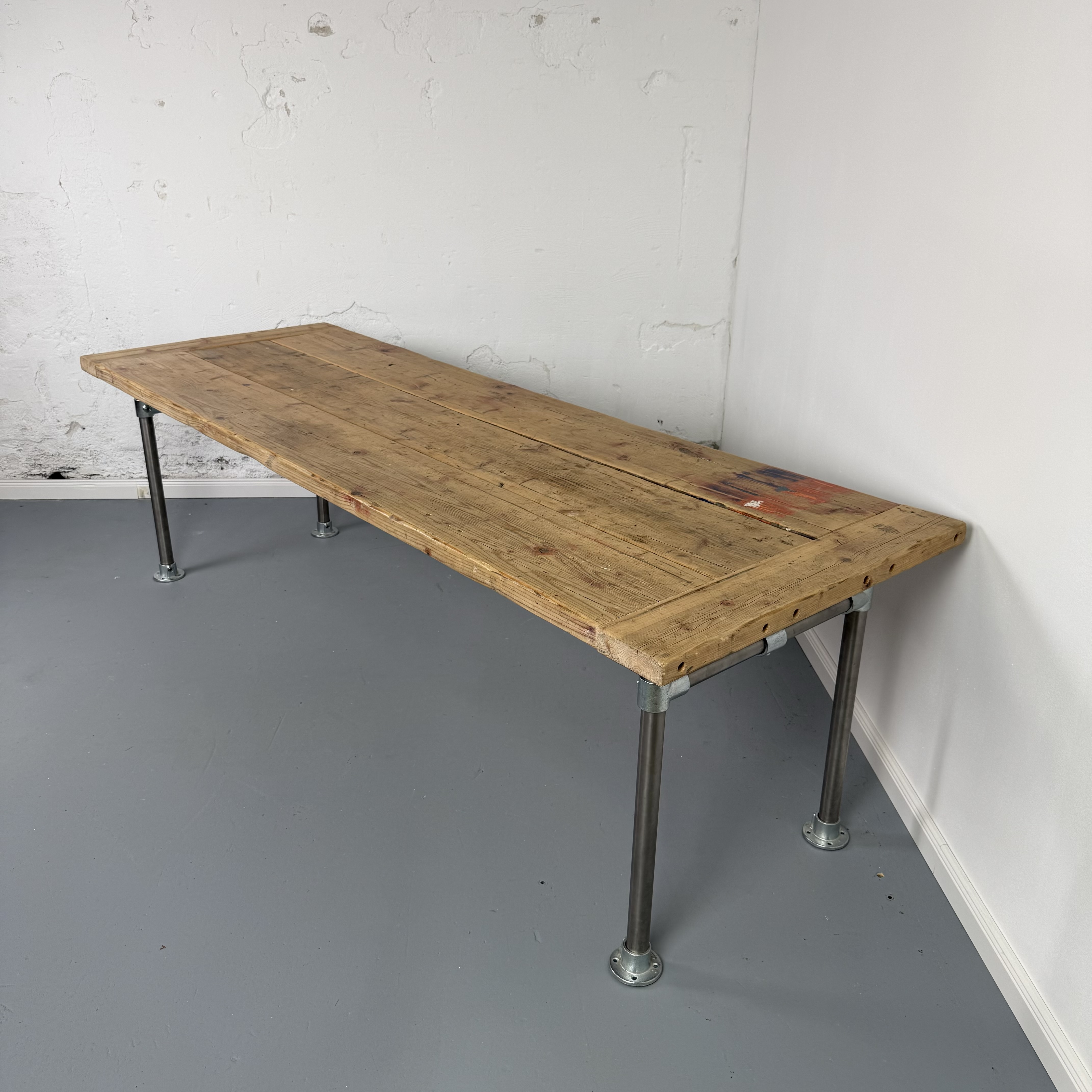 Industrial Design Esstisch aus recyceltem Holz und Metallgestell