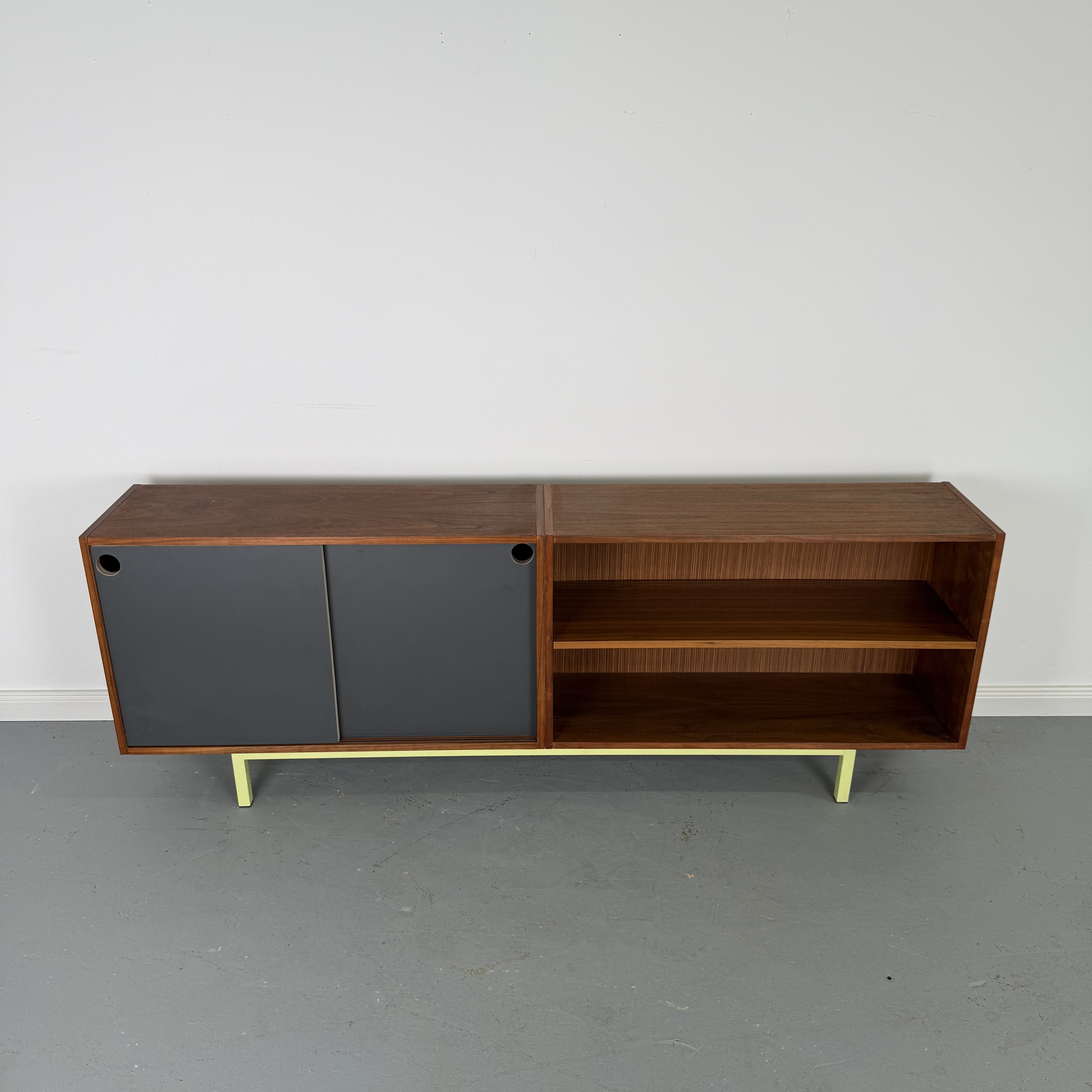 Neu interpretiertes 60er Jahre Sideboard aus zwei Vintage-Kommoden Neu interpretiertes 60er Jahre Sideboard aus zwei Vintage-Kommoden