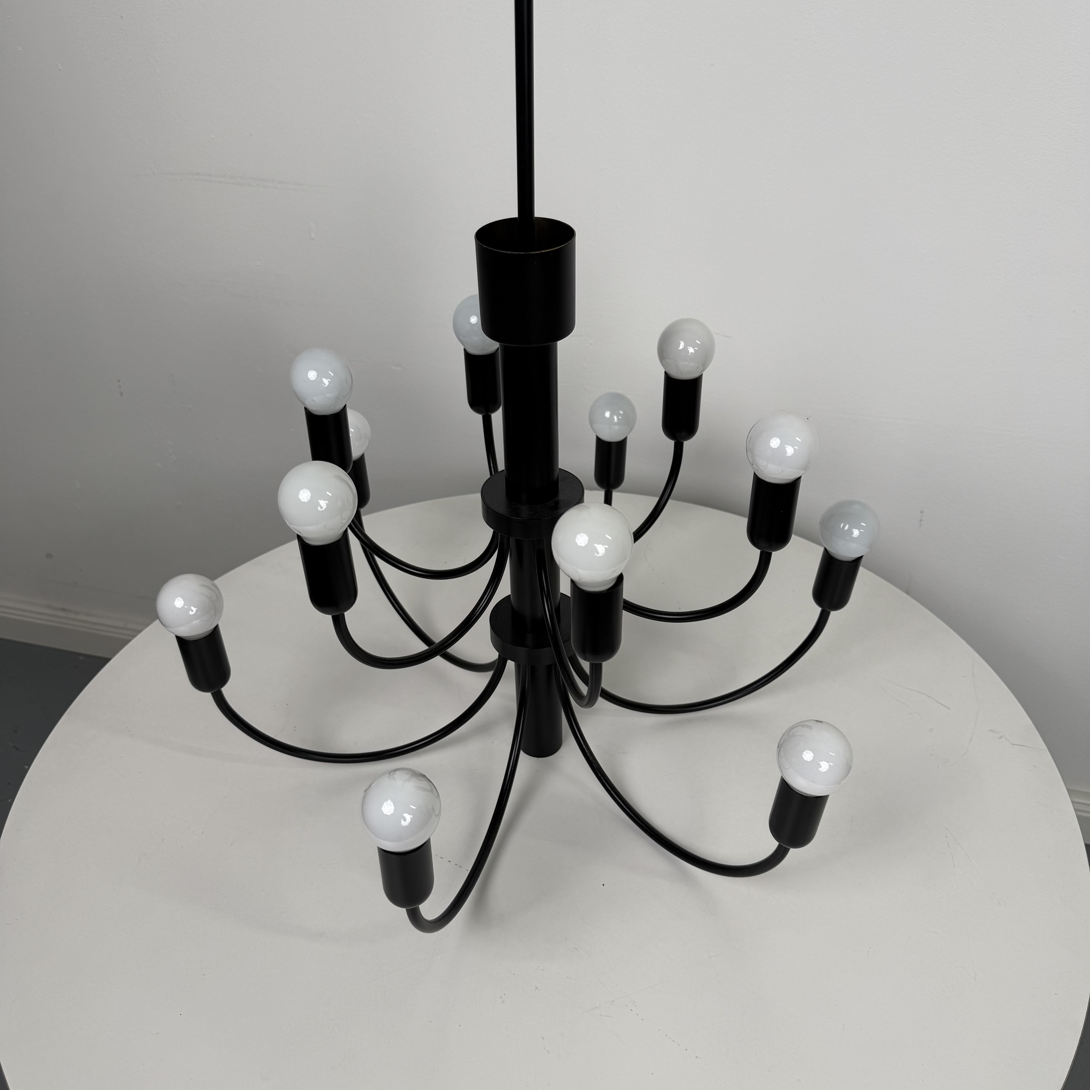 Schwarzer Kronleuchter in modernen Design