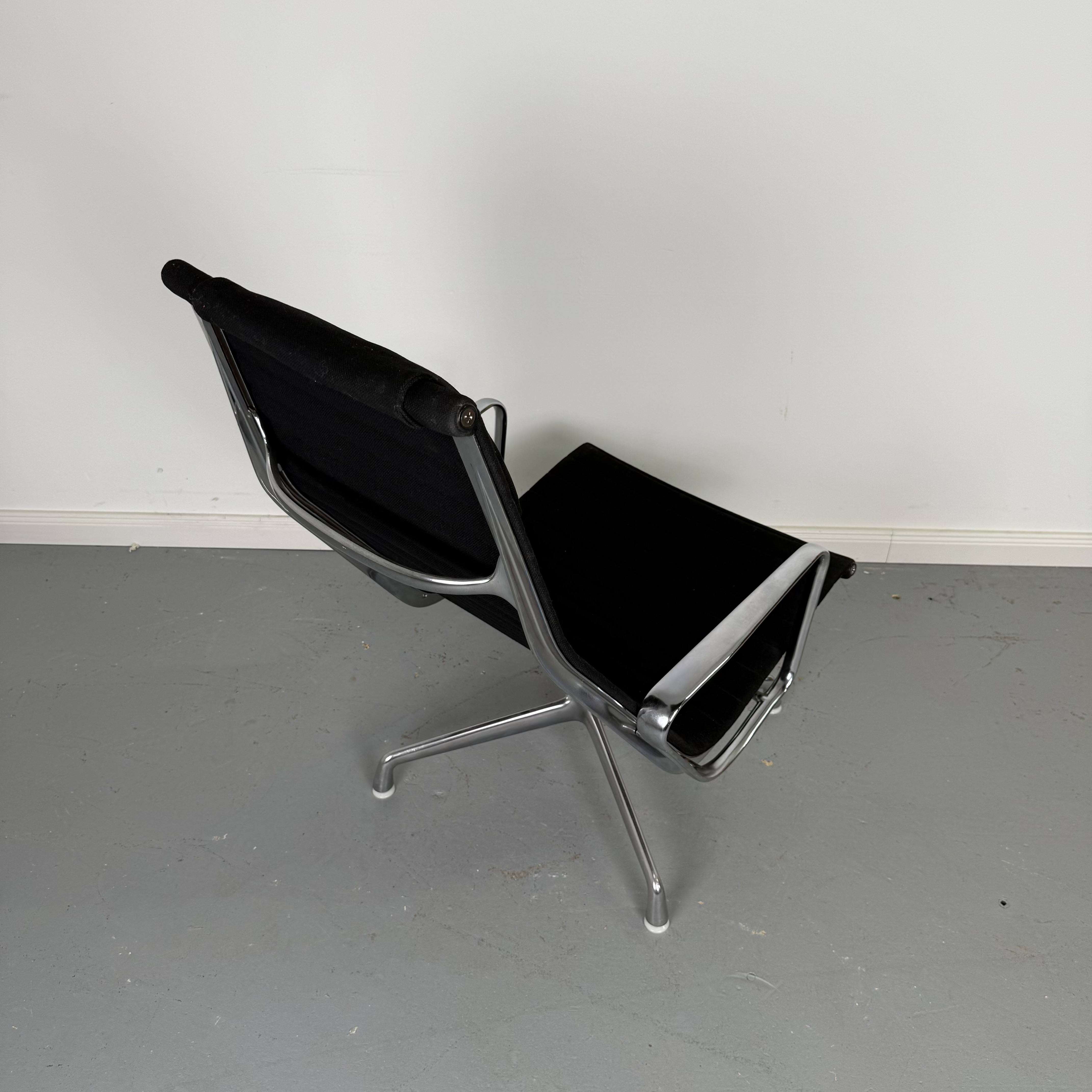 Herman Miller EA 124 Lounge Chair mit EA 125 Ottoman – Designklassiker von Charles & Ray Eames Herman Miller EA 124 Lounge Chair mit EA 125 Ottoman – Designklassiker von Charles & Ray Eames