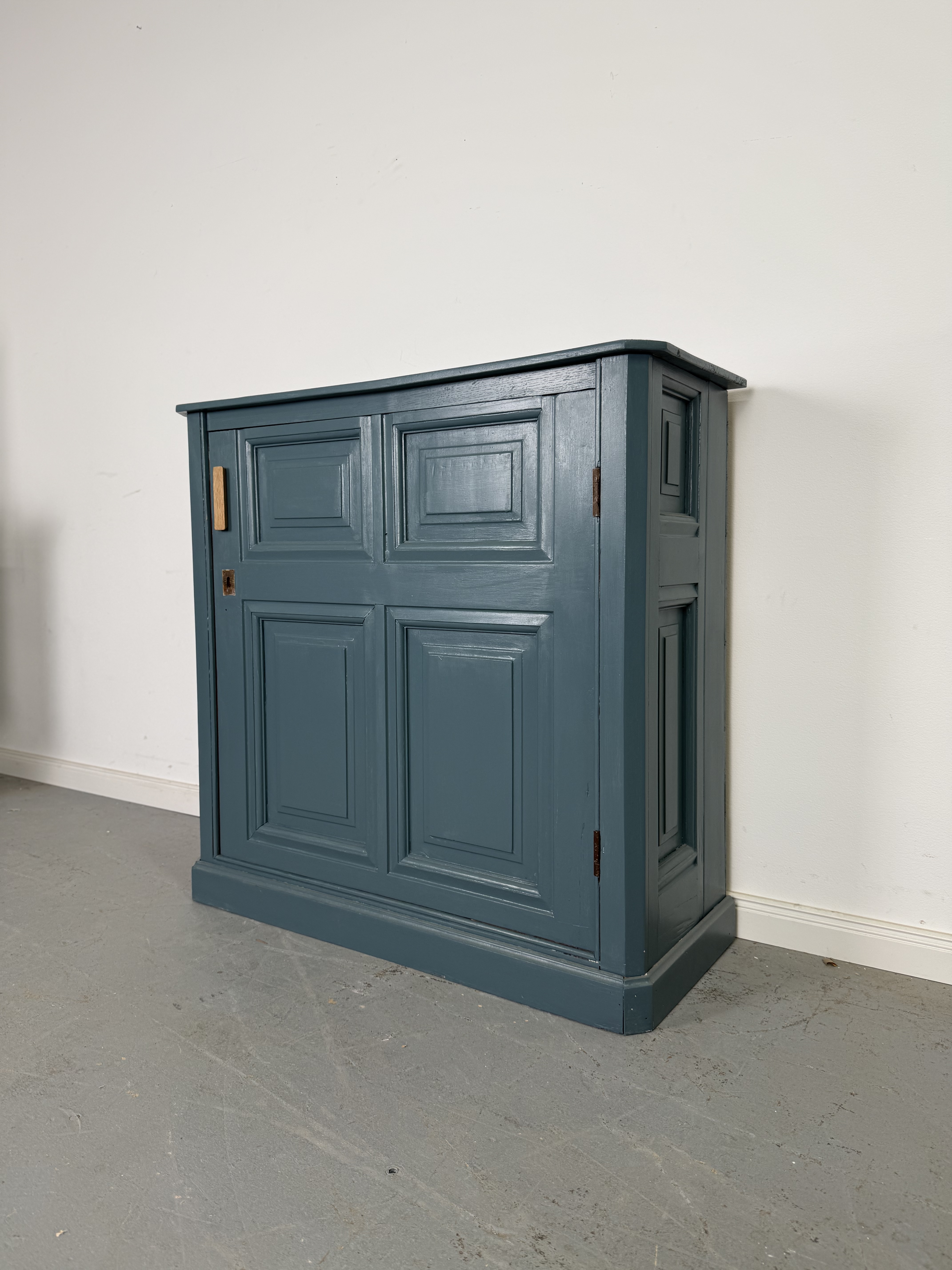 Vollholzschrank in Türkis mit Eichengriff