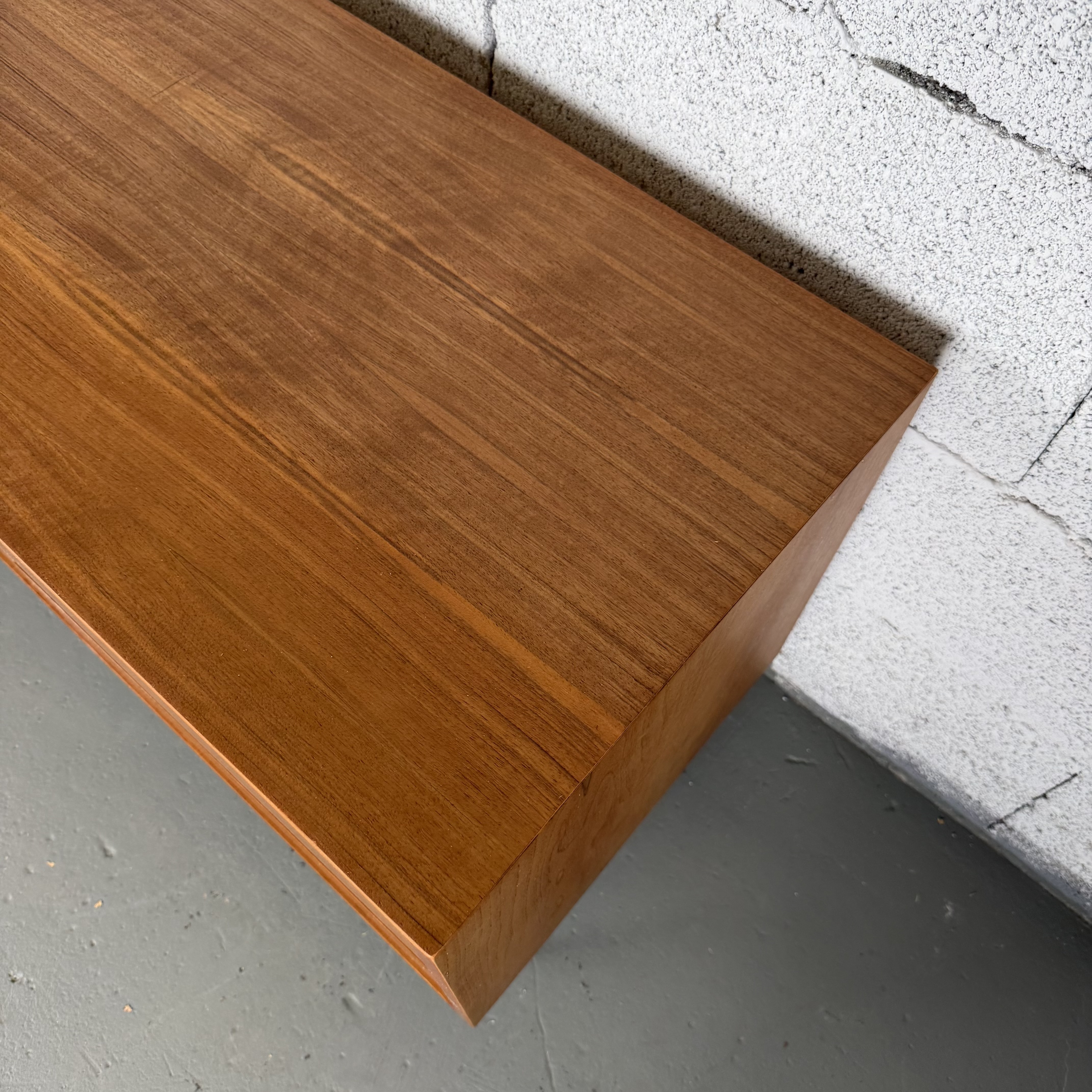 schickes Mid Century Sideboard mit Schubladen