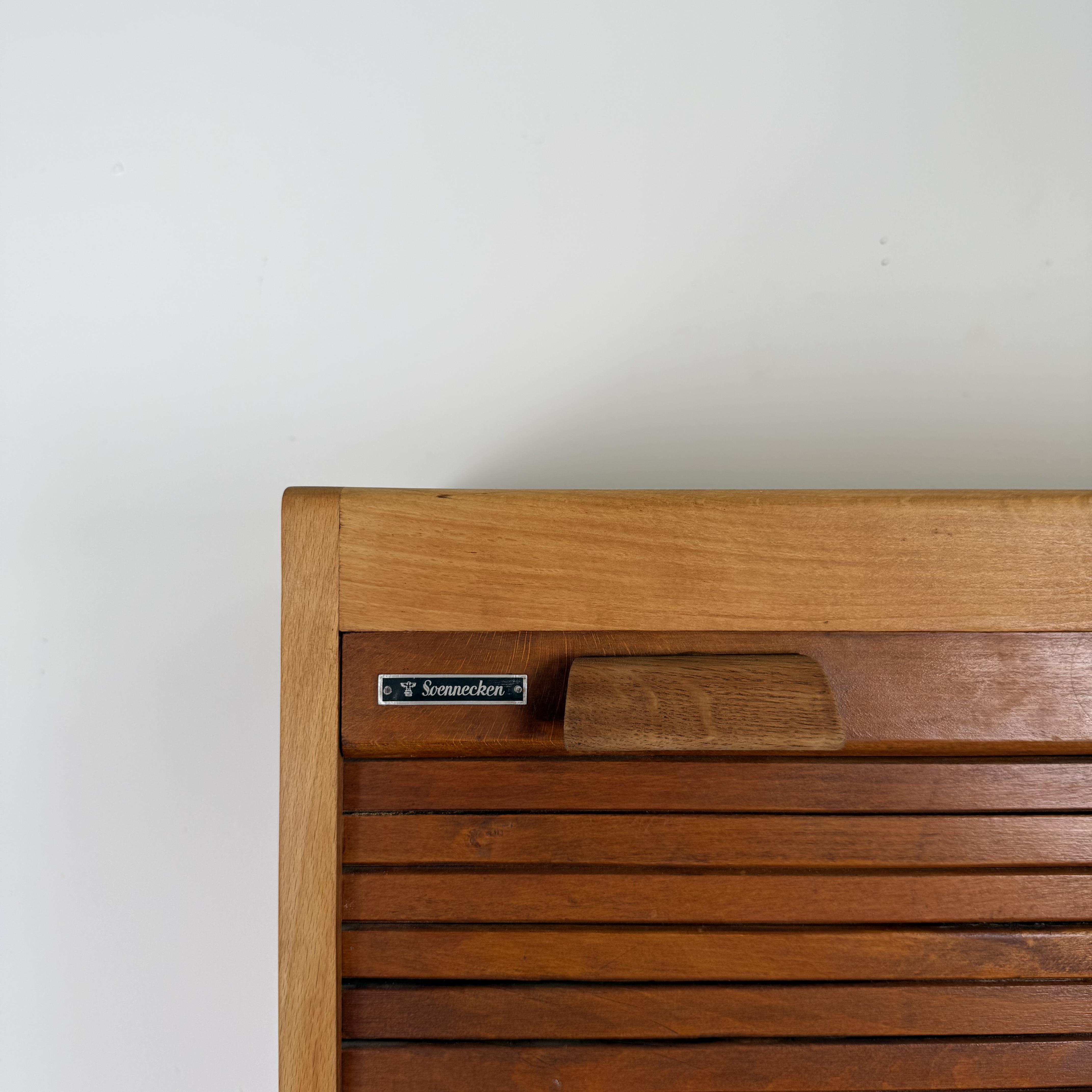Kompakter Rollladenschrank im Art-Déco Stil