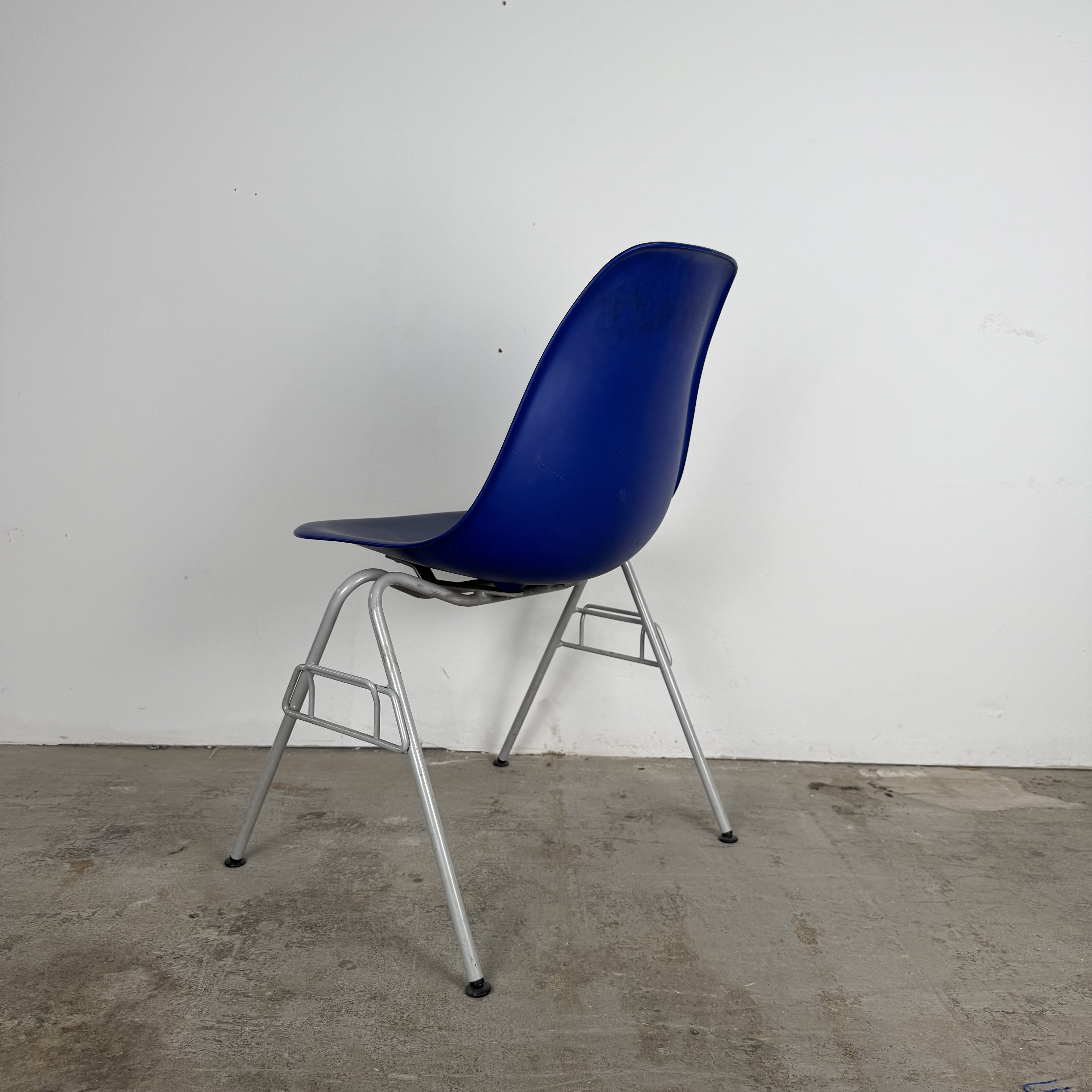 Vitra Außengastrostuhl in Tiefblau – Robust & Stilvoll Vitra Außengastrostuhl in Tiefblau – Robust & Stilvoll