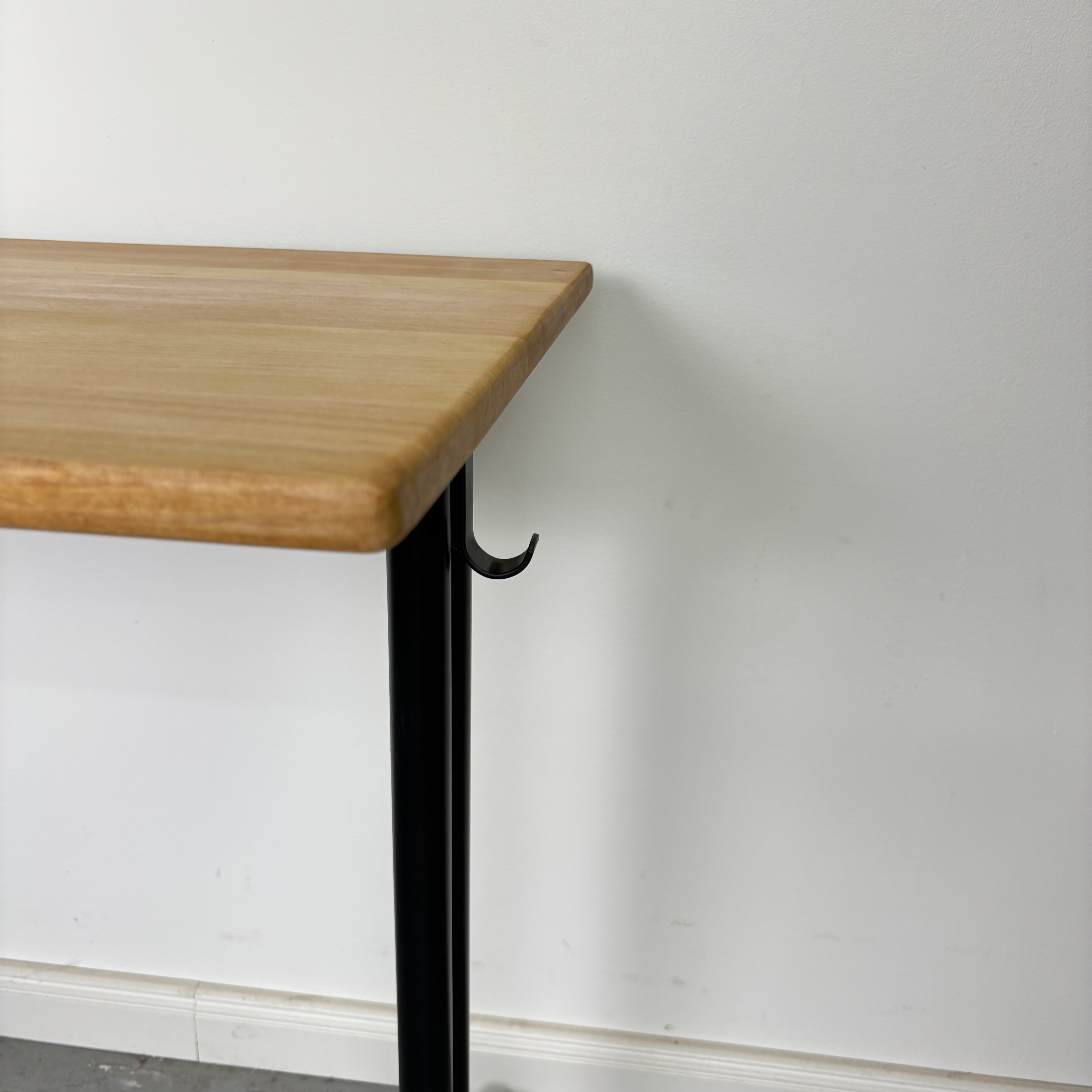 Schlichter Schreibtisch mit Holzplatte und Metallgestell