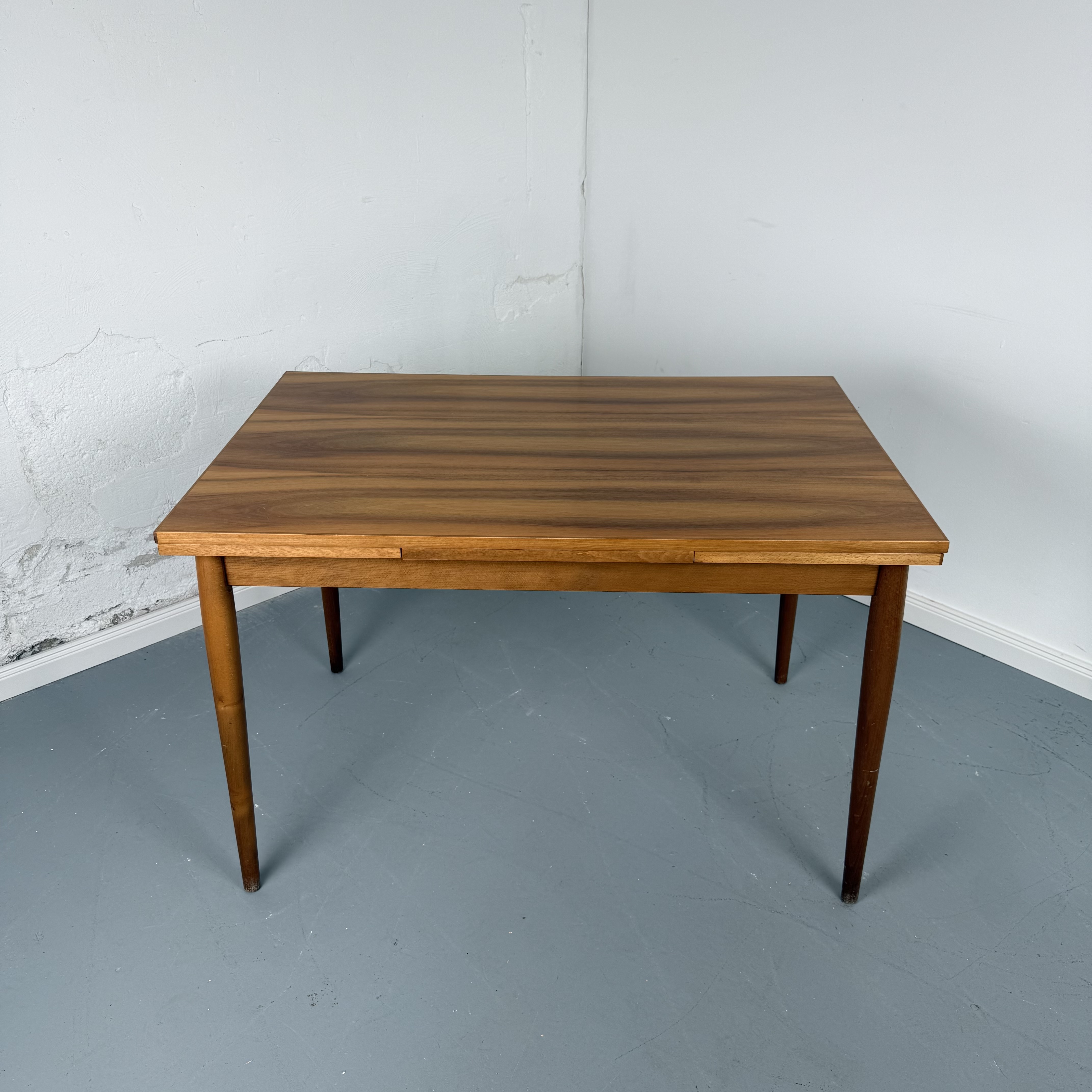 Eleganter 60er Jahre Esstisch aus Nussbaum – ausklappbar auf 185 cm