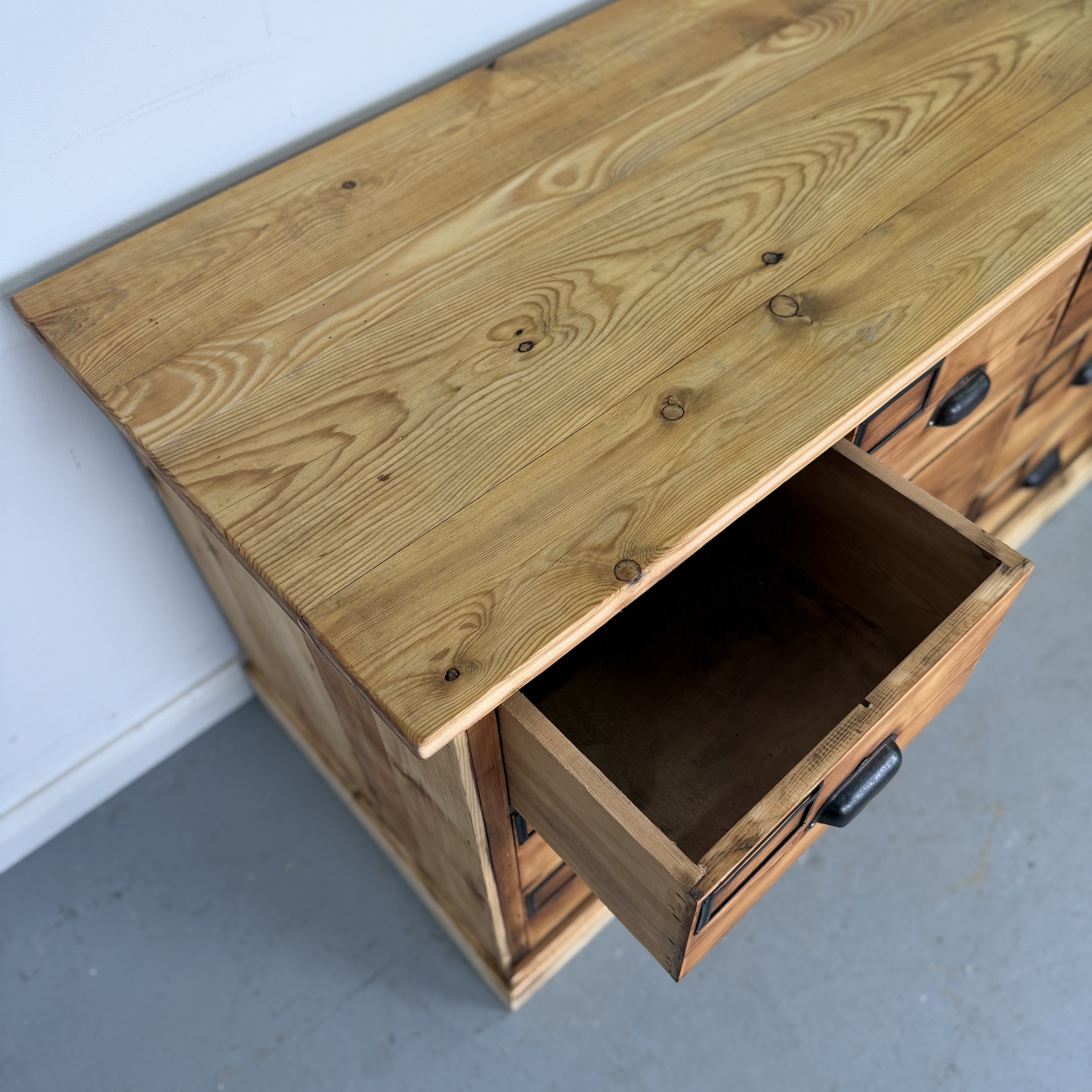 Schicke Apothekerkommode aus massivem Holz