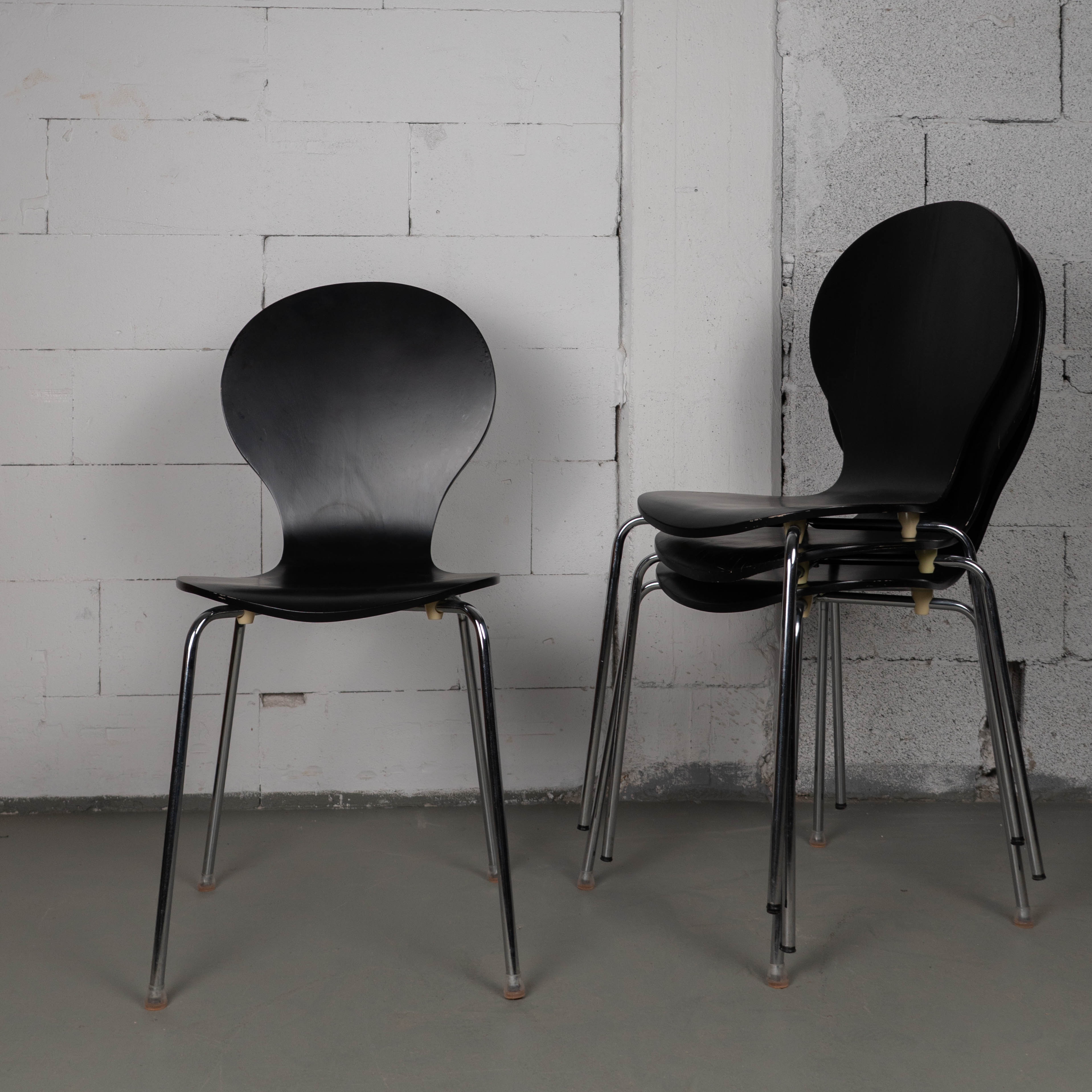 Schwarzer Stapelstuhl im skandinavischen Design