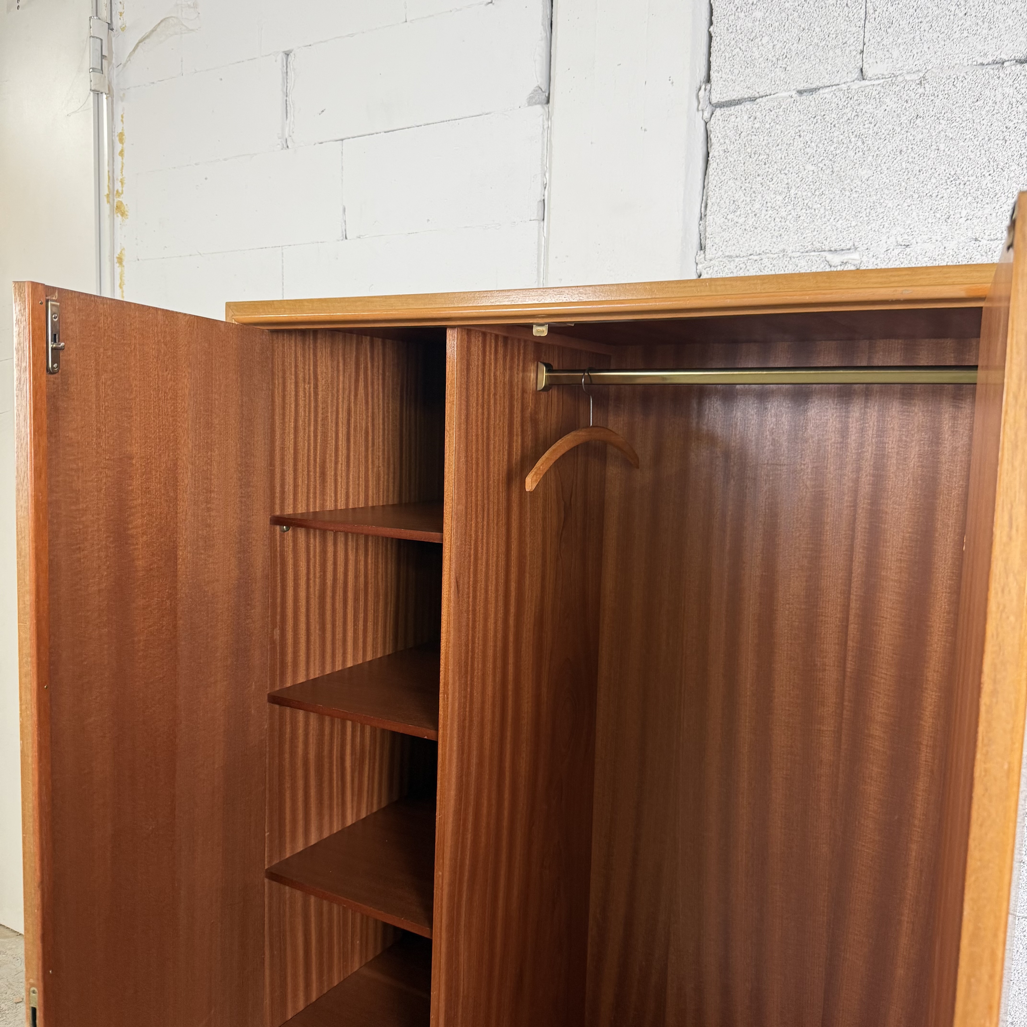 Vintage Kleiderschrank aus Holz mit Zierleisten und Kleiderstange